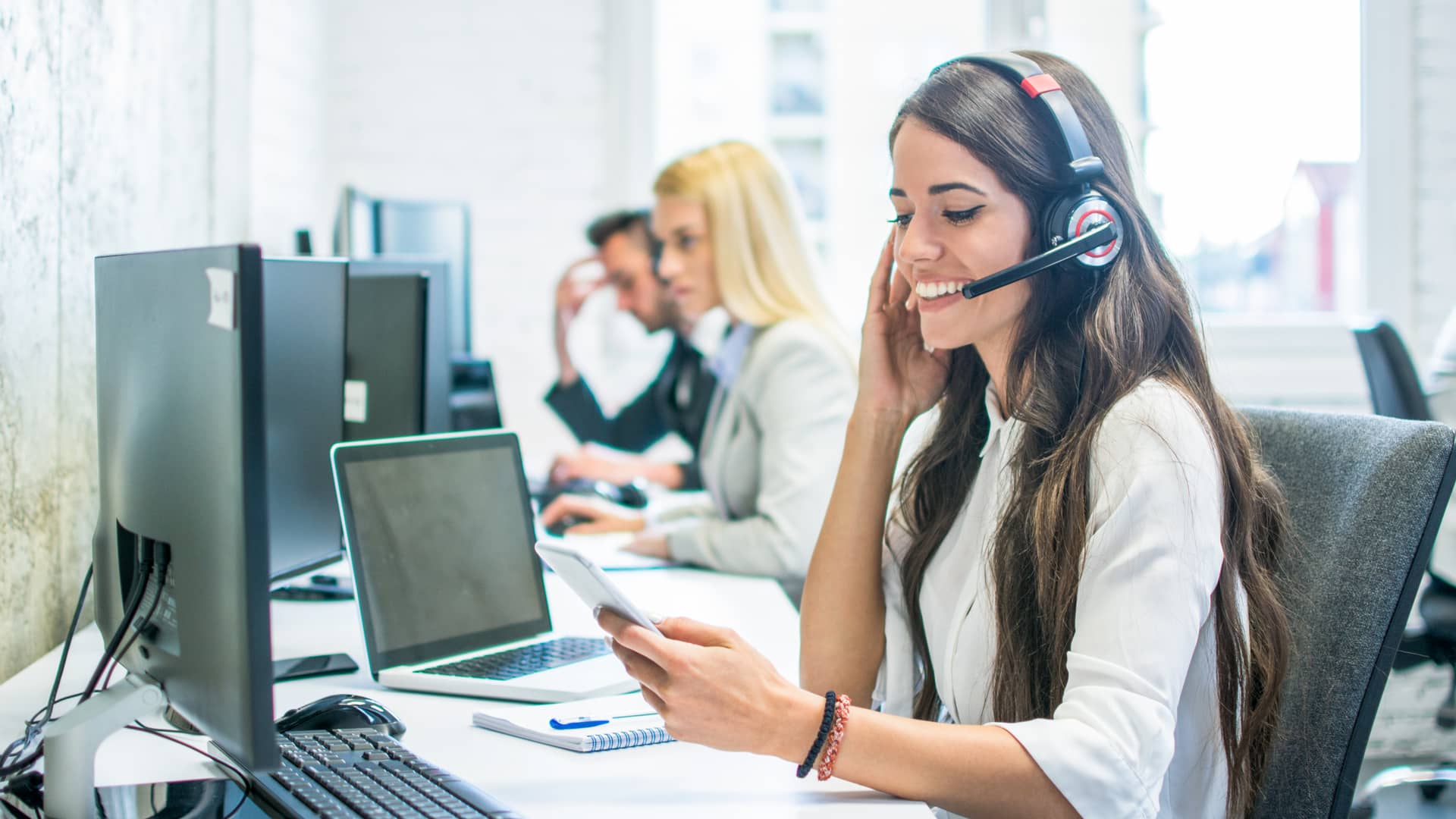 Teleoperadora de endesa atendiendo averia