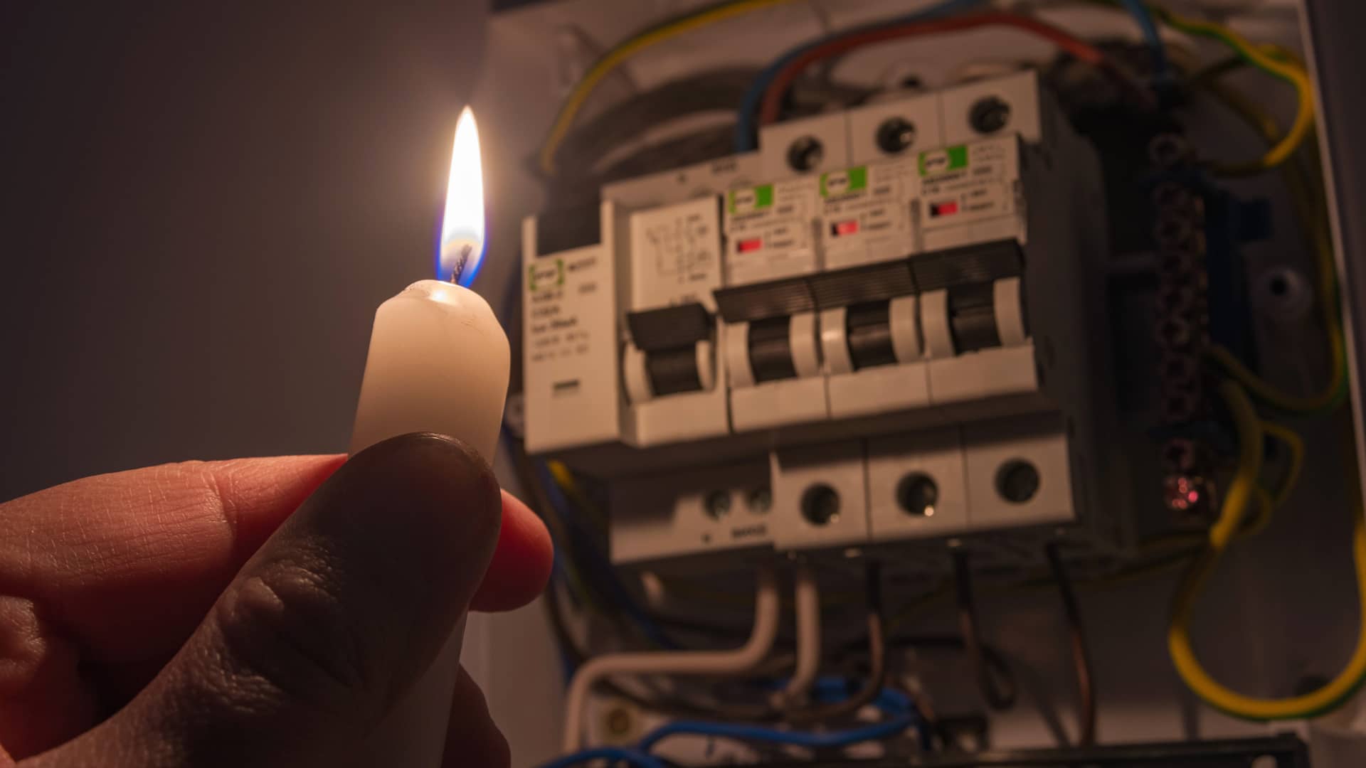 Persona mirando si los diferenciales de la luz están correctamente ante un corte de luz Persona mirando si los diferenciales de la luz están correctamente ante un corte de luz