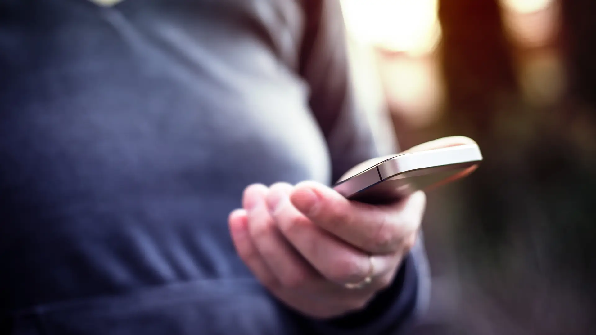 Persona informandose de la potencia contratada con endesa en su smartphone Persona informandose de la potencia contratada con endesa en su smartphone