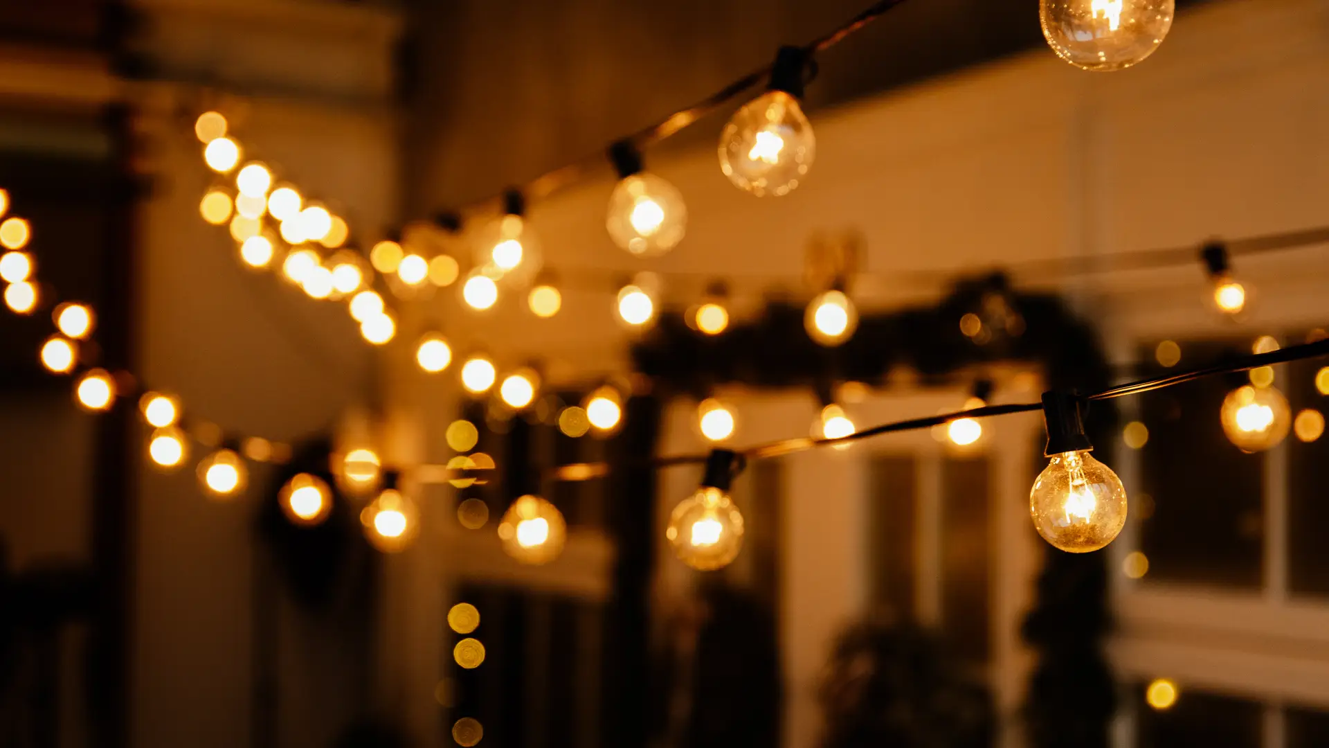 patio de una casa iluminado con bombillas que representa la tarifa nocturna de endesa patio de una casa iluminado con bombillas que representa la tarifa nocturna de endesa