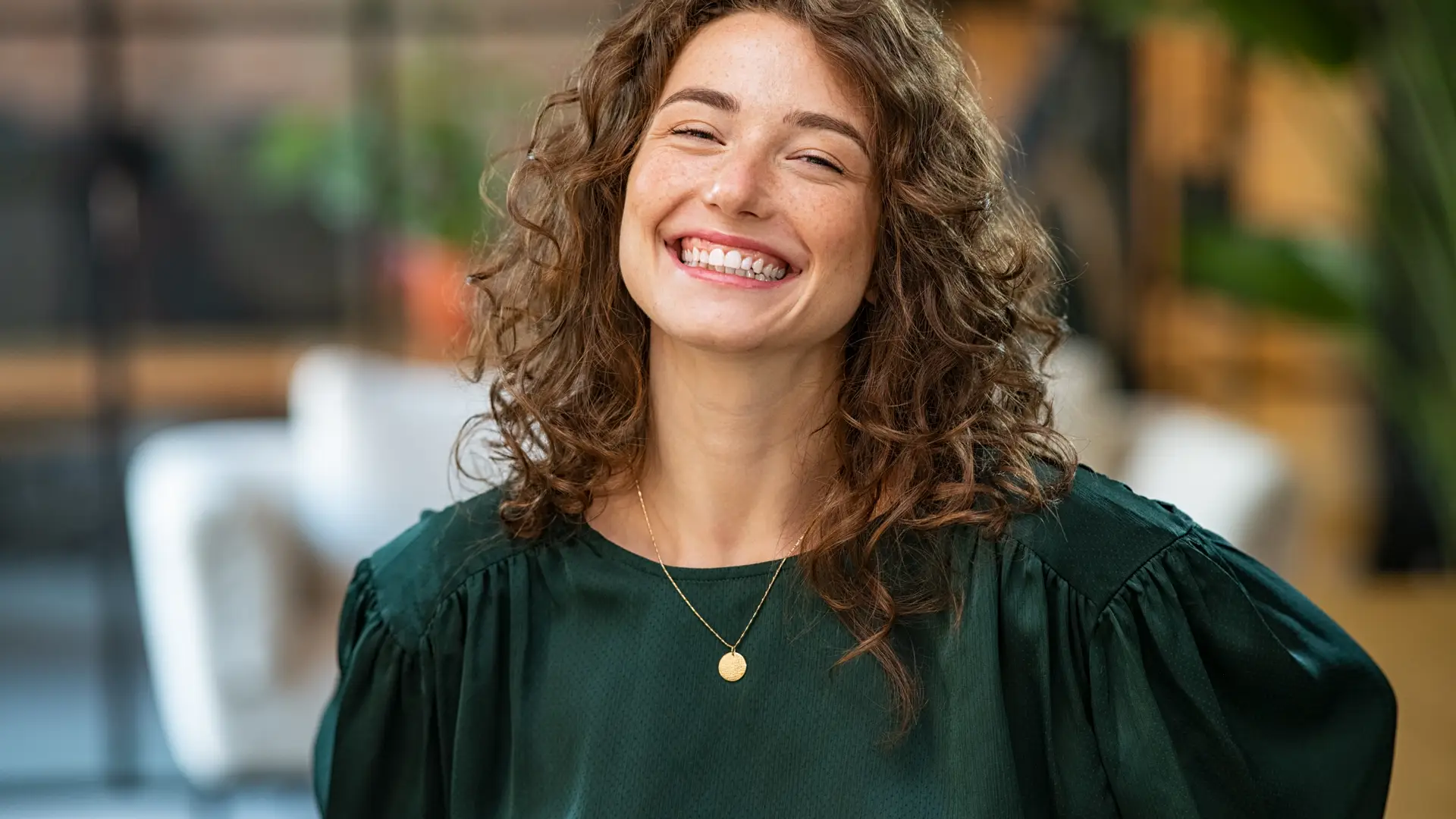 Mujer que recibe el bono social de xxi sonriente Mujer que recibe el bono social de xxi sonriente
