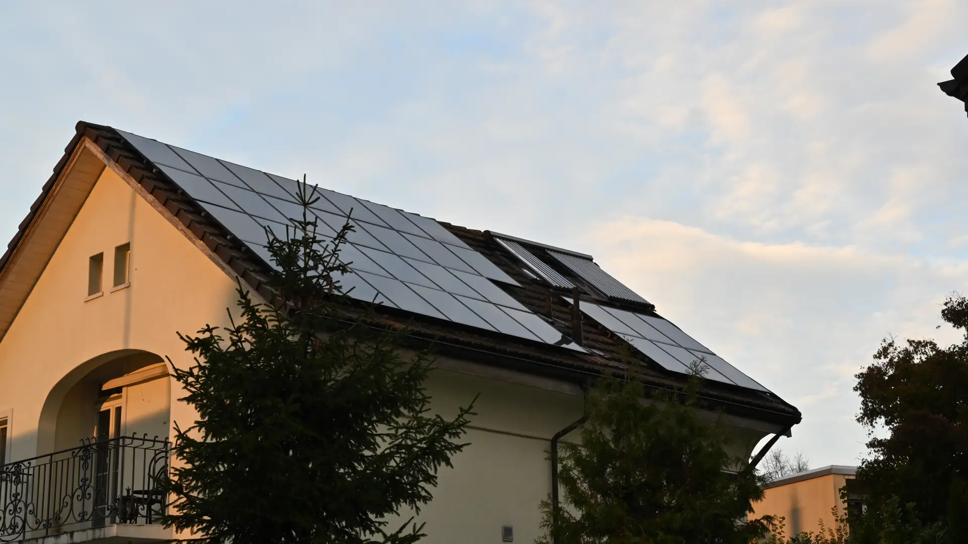 Una casa con placas solares en su tejado que han sido instaldas con la empresa Energía XXI