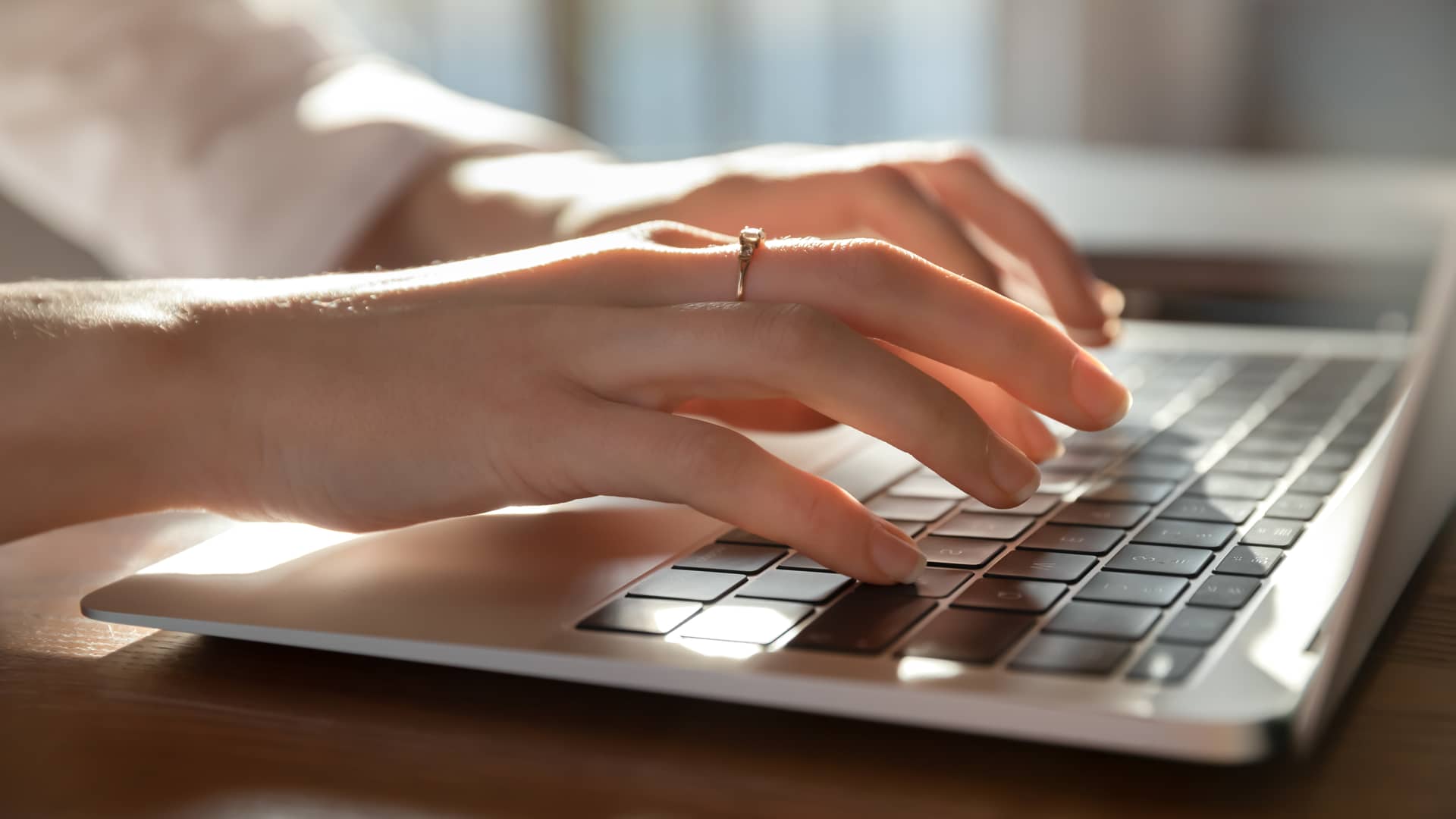 Mujer buscando tarifas de xxi  en su laptop