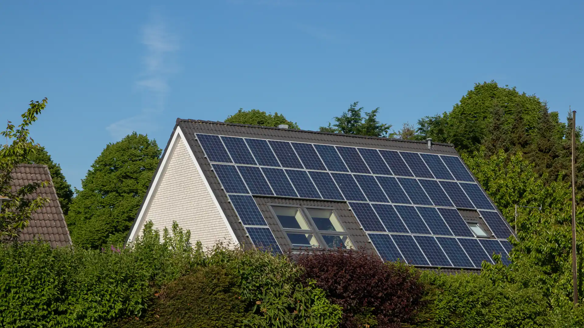 Casa con placas solares en el tejado para representar la energia solar de Energygo Casa con placas solares en el tejado para representar la energia solar de Energygo