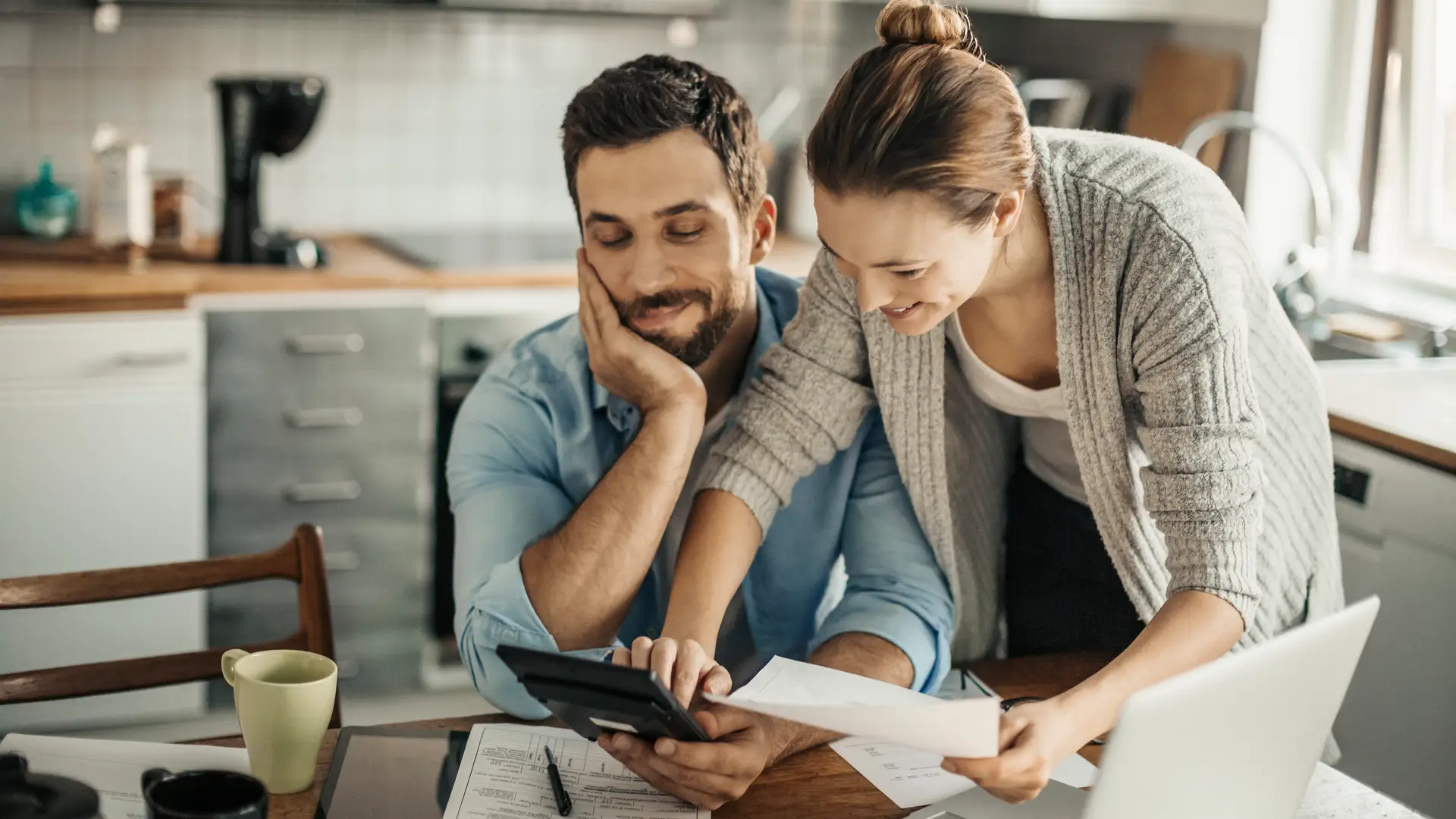 Pareja revisando factura de energygo