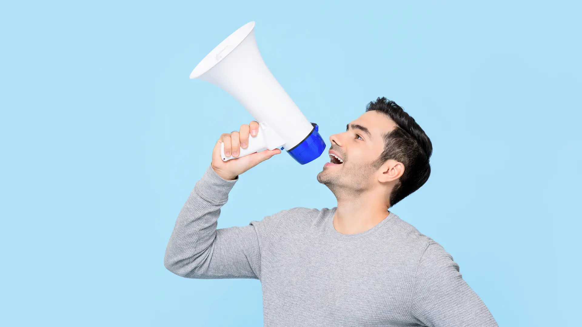 Joven con megáfono dando su opinión sobre energygo