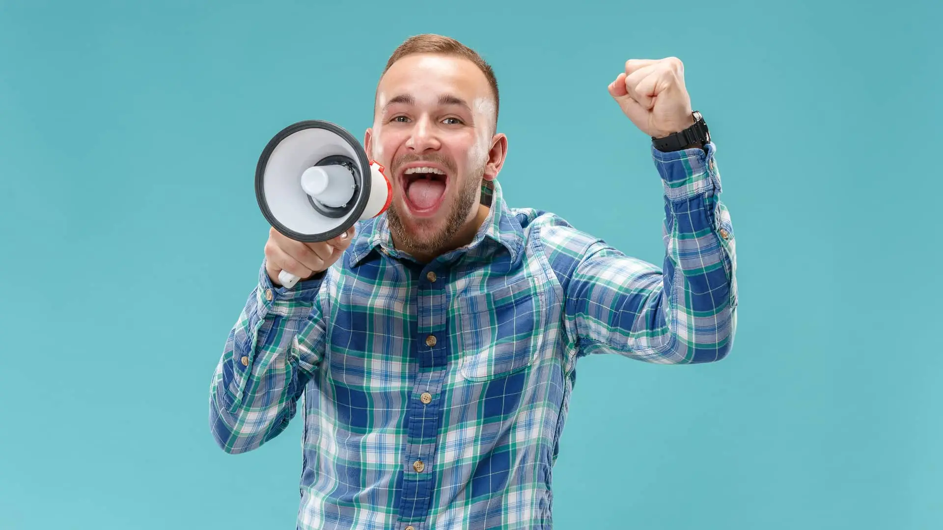 Persona con megáfono dando su opinión sobre escandinavia electricidad