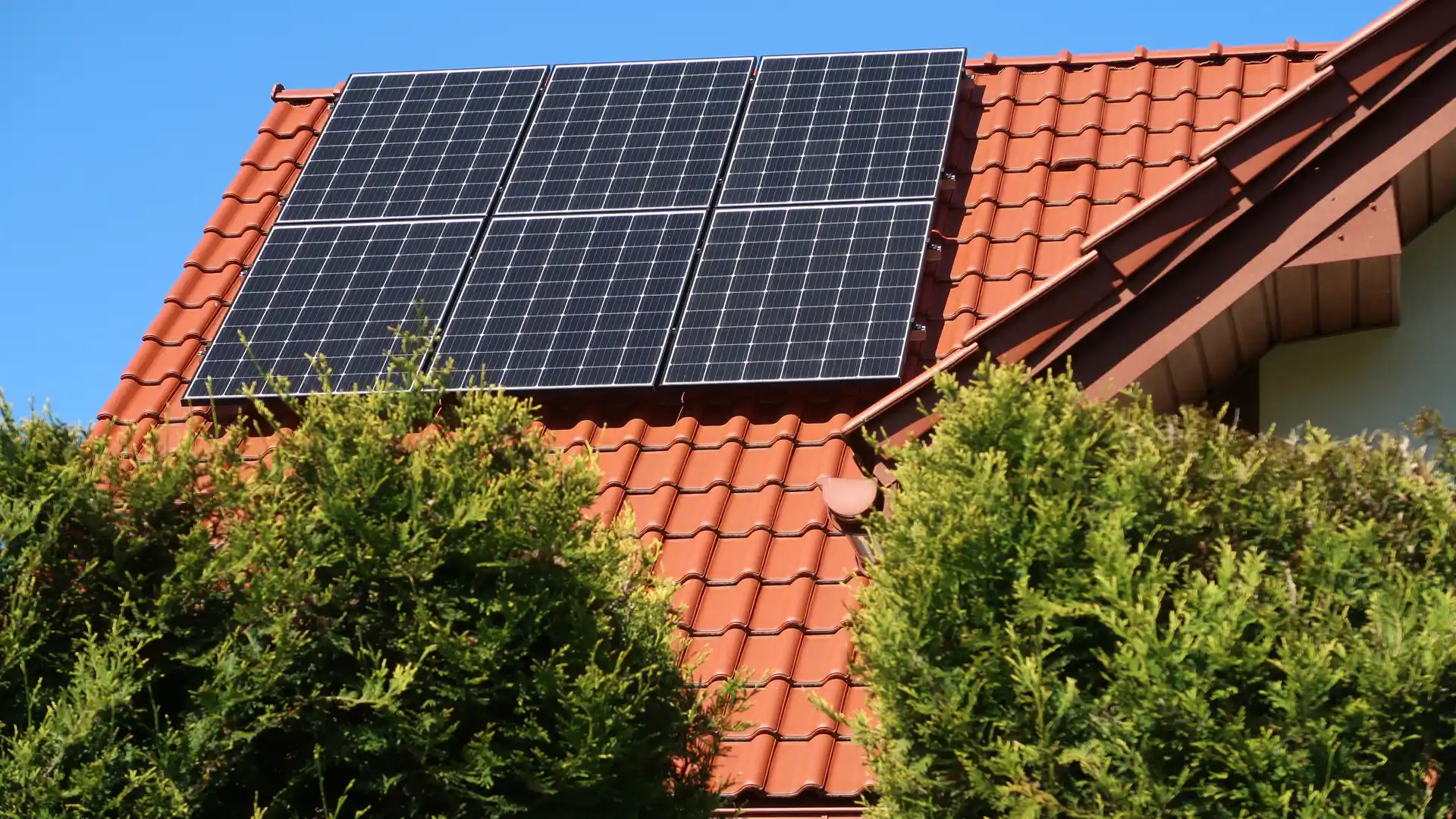 Tejado de una casa con placas solares para representar la energia solar de factor energia Tejado de una casa con placas solares para representar la energia solar de factor energia