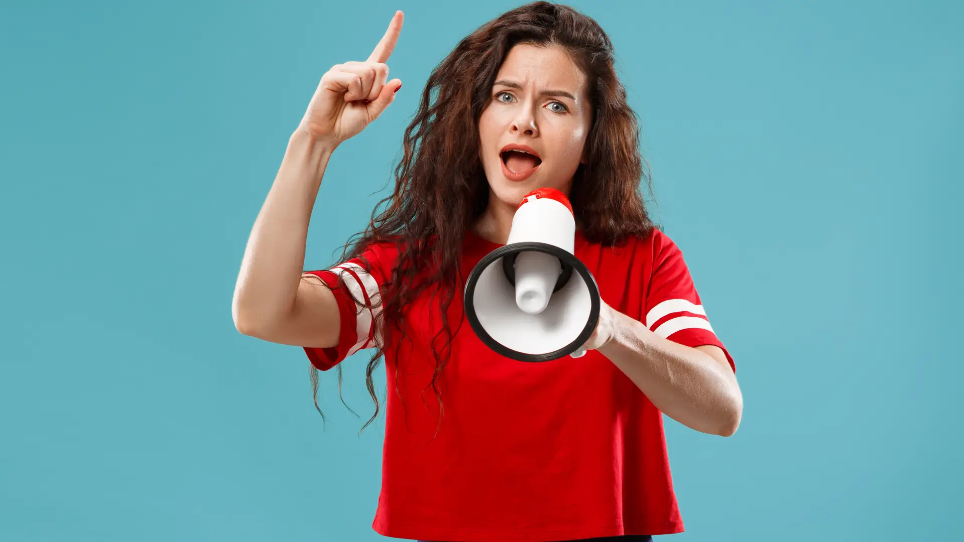 Mujer con megáfono dando su opinión sobre factor energía Mujer con megáfono dando su opinión sobre factor energía