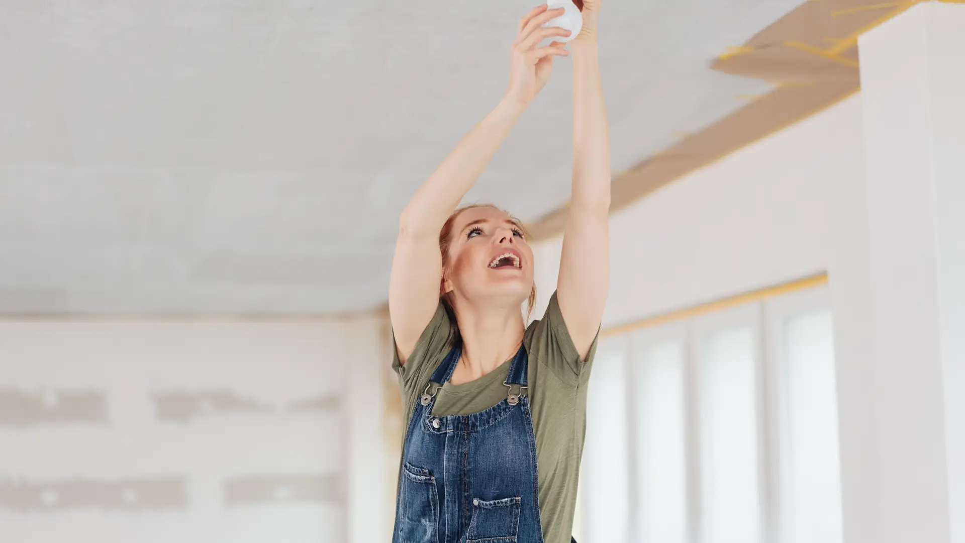 Cliente de fenie energía poniendo bombilla Cliente de fenie energía poniendo bombilla