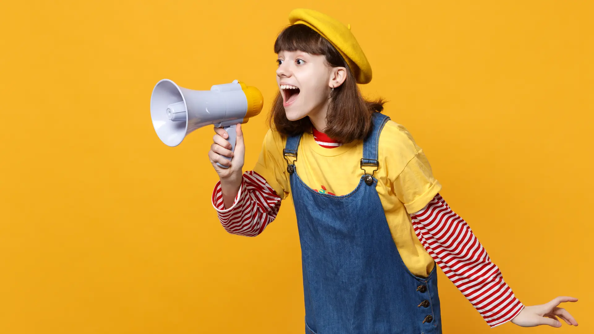 Mujer con megáfono dando su opinión sobre fenie energía Mujer con megáfono dando su opinión sobre fenie energía