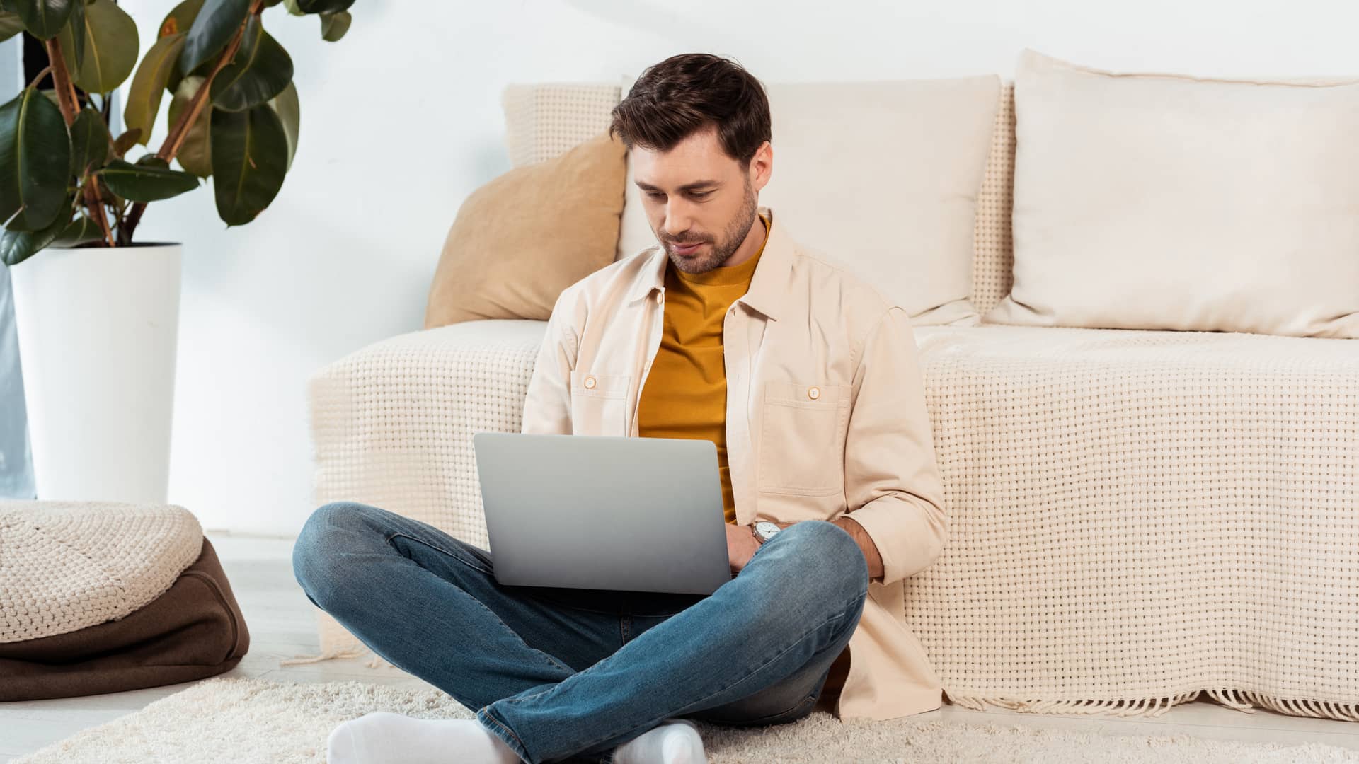 Hombre viendo tarifas de fenie energía en su laptop