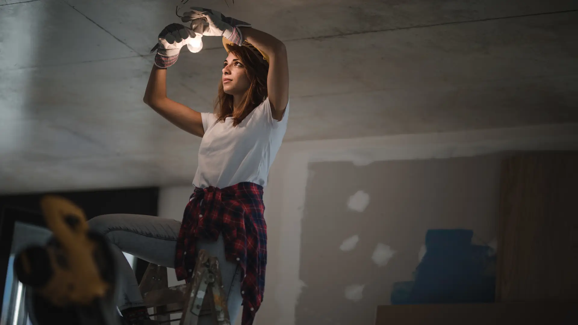 Clienta de fox energía instalando bombilla Clienta de fox energía instalando bombilla