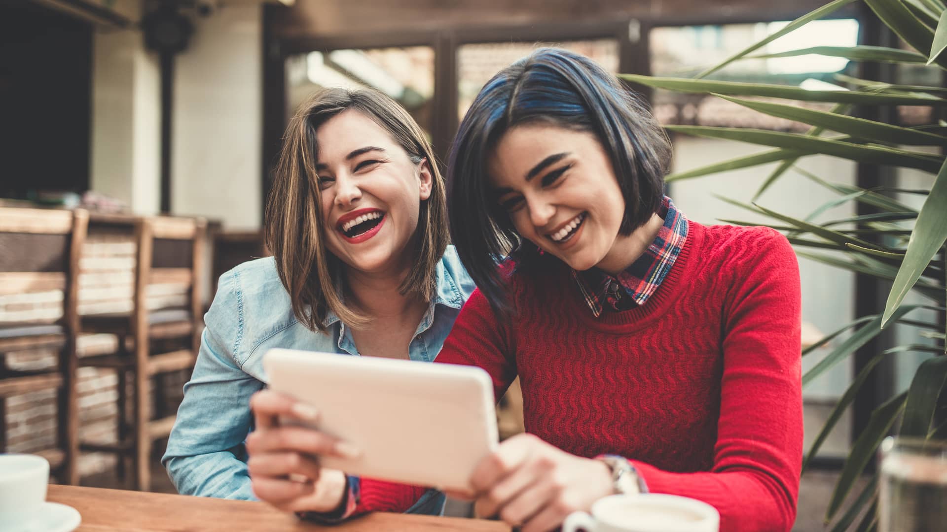 Pareja viendo los premios a canjear con los puntos de galp energía