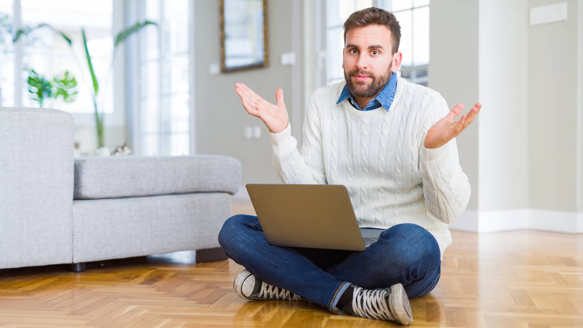 Hombre indeciso viendo tarifas de galp energía Hombre indeciso viendo tarifas de galp energía