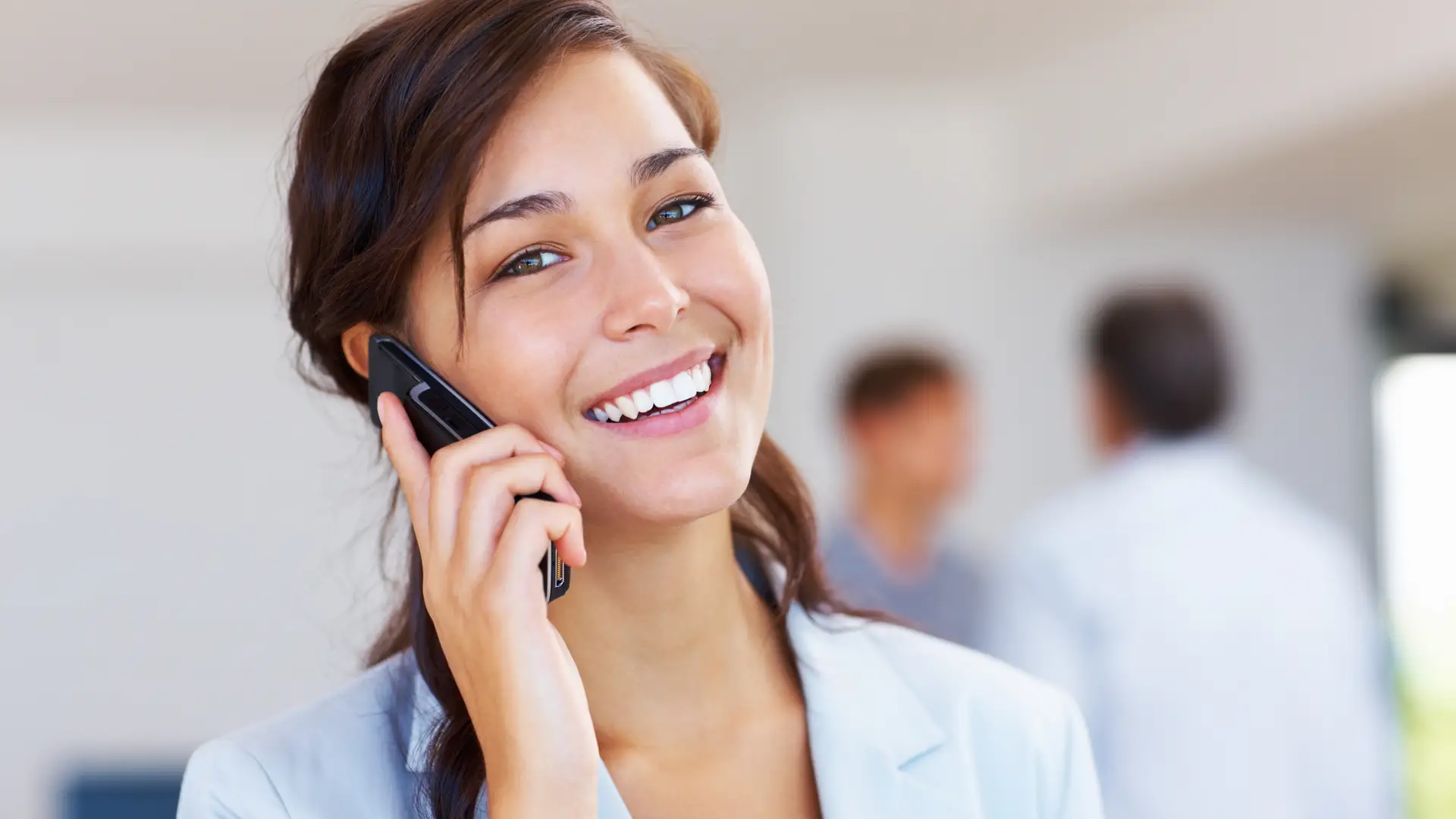 Mujer hablando por teléfono con operador de galp energía Mujer hablando por teléfono con operador de galp energía