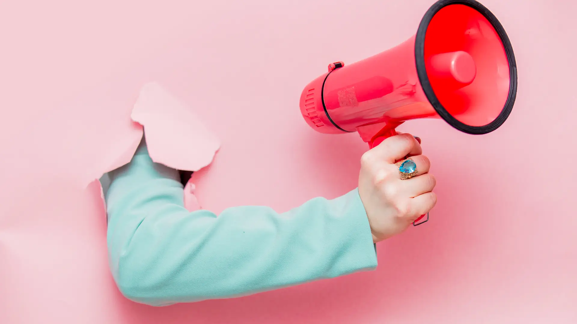 Mujer con megáfono dando su opinión sobre gas power