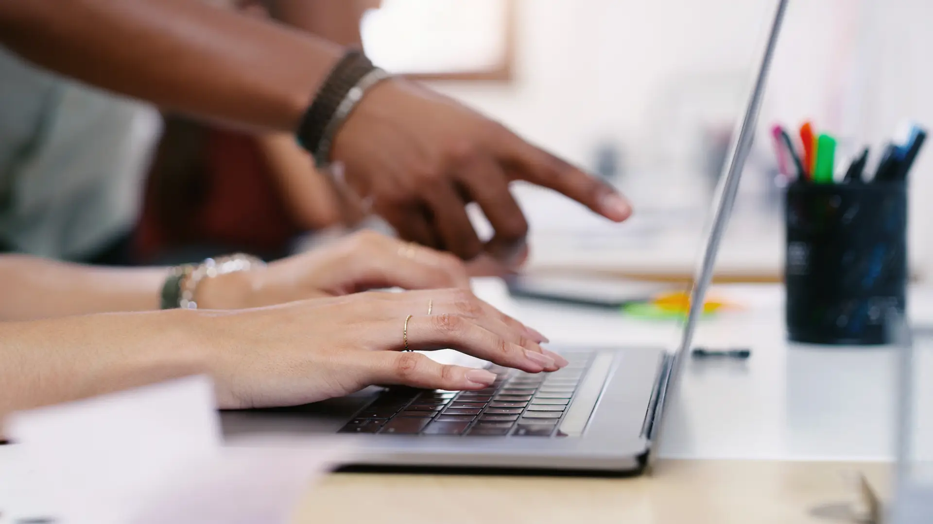 Pareja viendo en su ordenador las tarifas de gesternova Pareja viendo en su ordenador las tarifas de gesternova