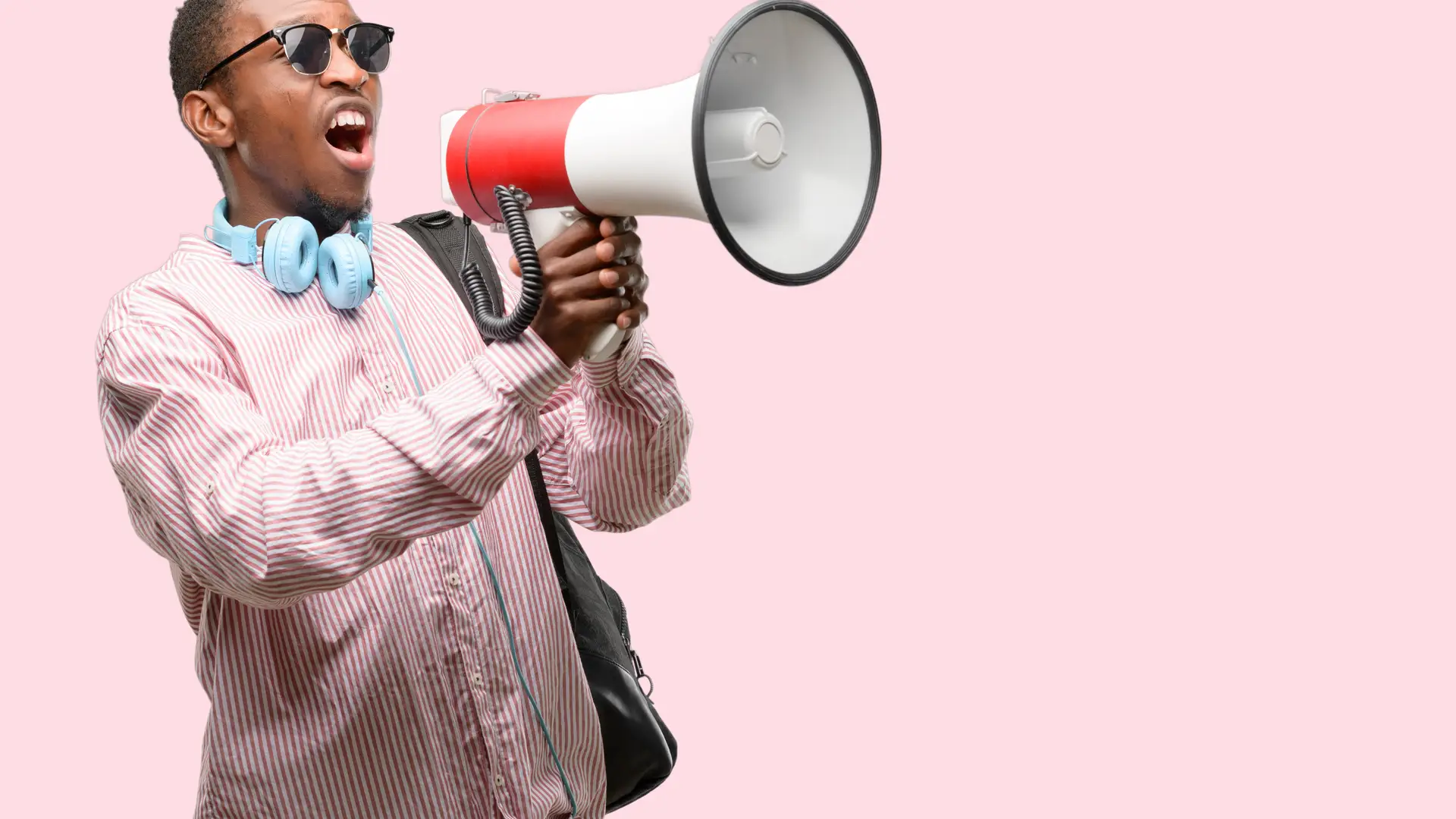 Hombre con megáfono dando su opinión sobre goiner Hombre con megáfono dando su opinión sobre goiner