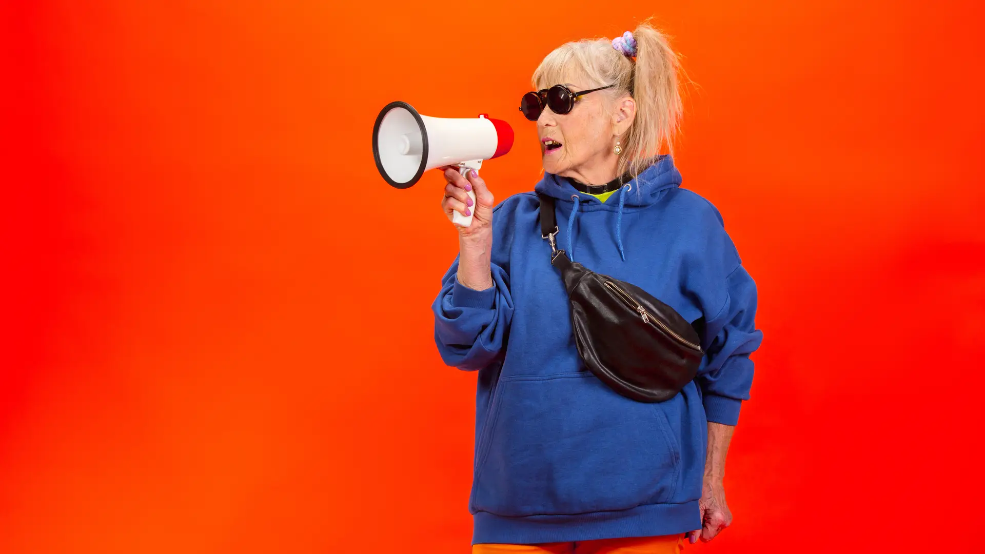 Mujer con megáfono dando su opinión sobre holaluz Mujer con megáfono dando su opinión sobre holaluz