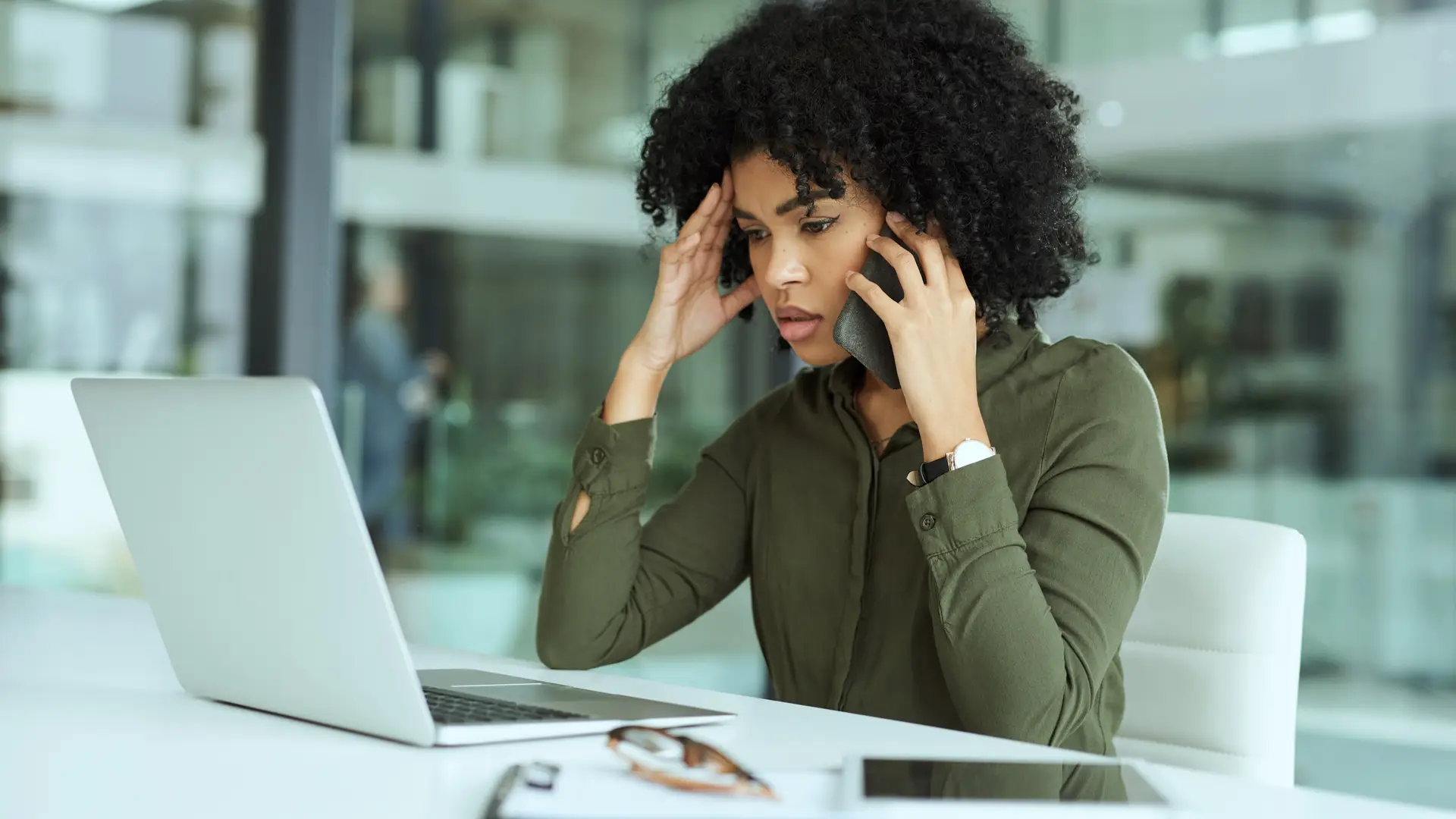 Mujer molesta notificando averia con iberdrola Mujer molesta notificando averia con iberdrola