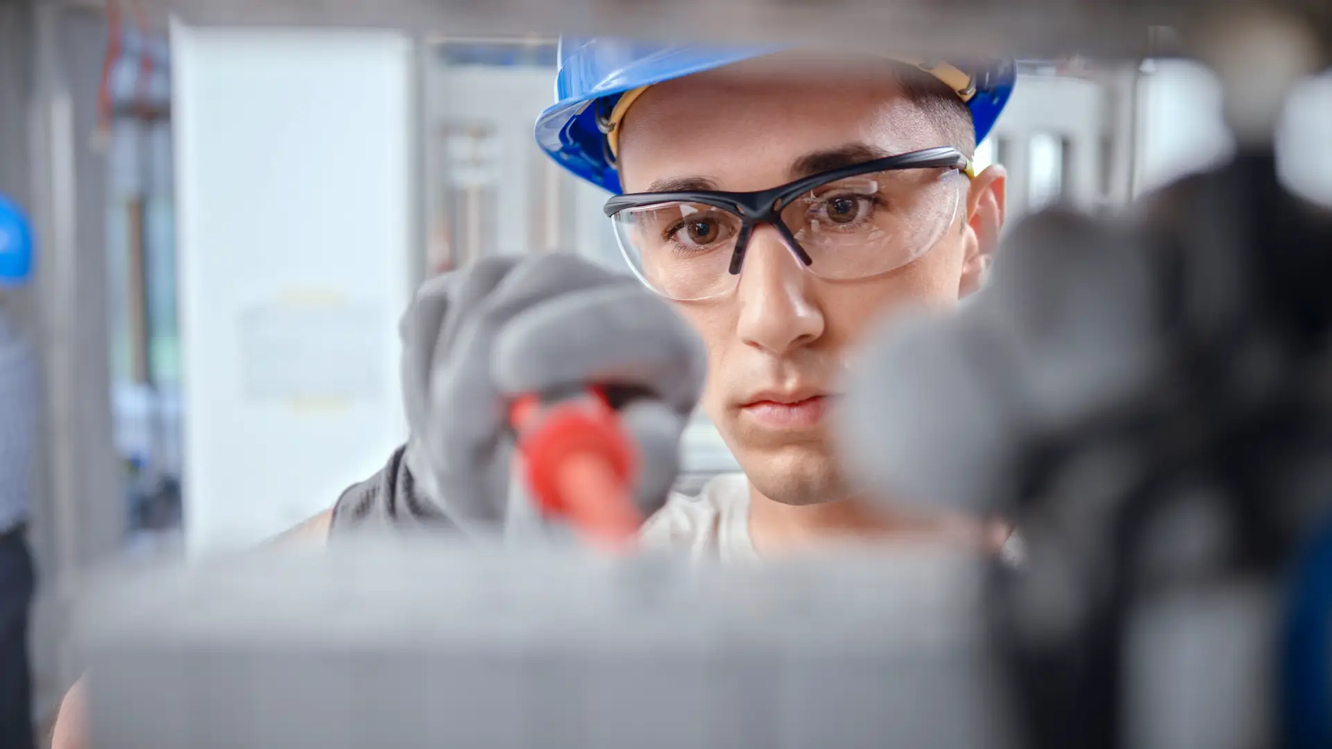 Técnico de iberdrola realizando mantenimiento Técnico de iberdrola realizando mantenimiento