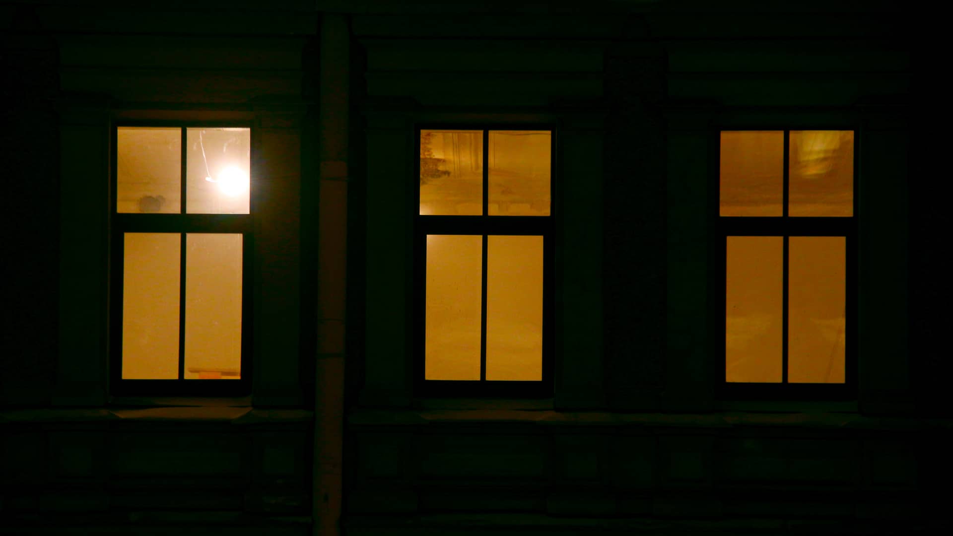 Ventanas con luz de una casa vistas desde la fachada de una familia que tiene una de las tarifas de discriminacion horaria de iberdrola Ventanas con luz de una casa vistas desde la fachada de una familia que tiene una de las tarifas de discriminacion horaria de iberdrola
