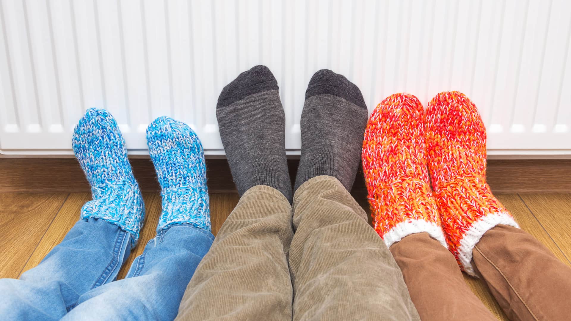 familia con calcetines calentando sus pies en un radiador porque pagan una de las tarifas tur de iberdrola familia con calcetines calentando sus pies en un radiador porque pagan una de las tarifas tur de iberdrola