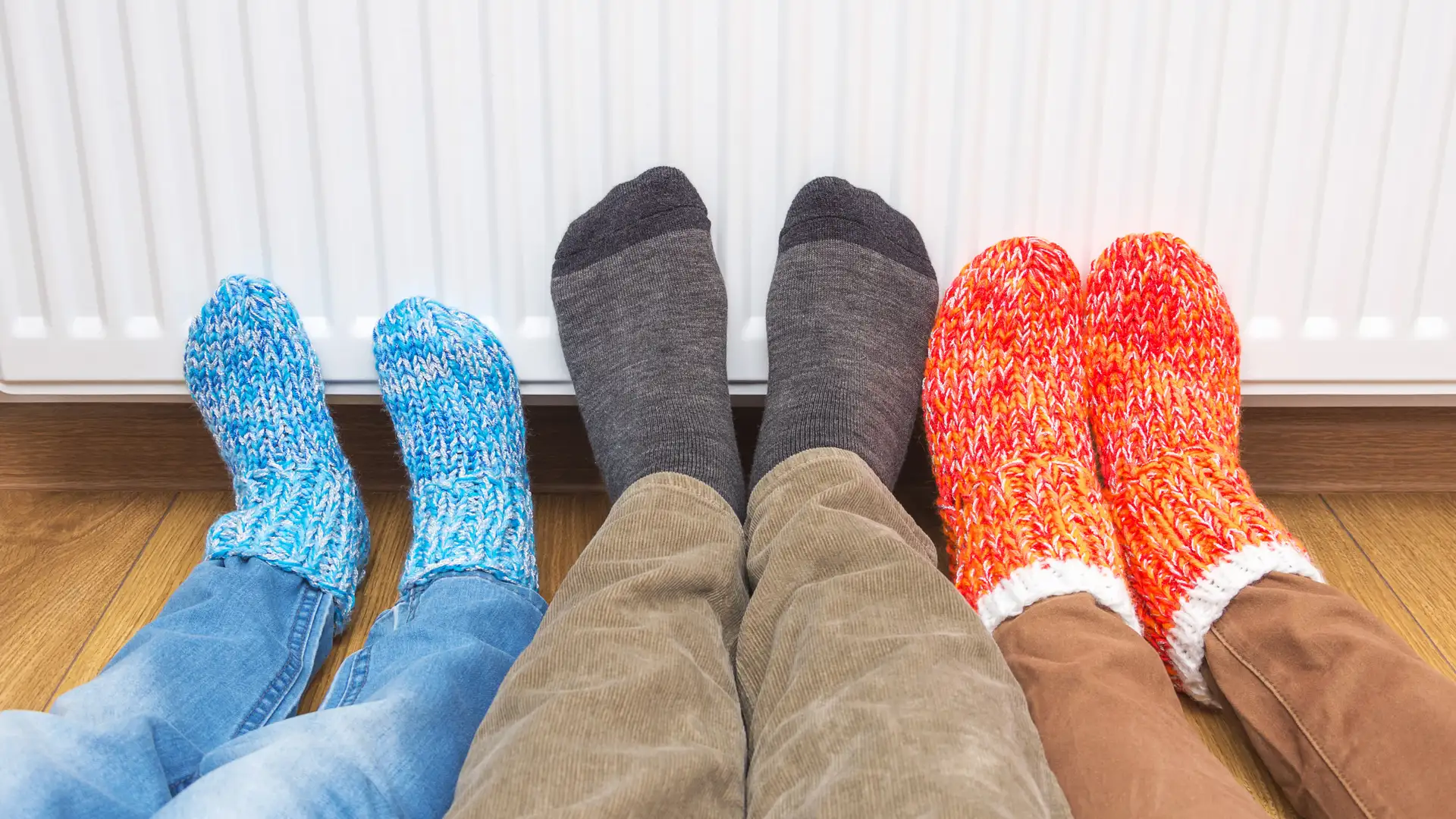 familia con calcetines calentando sus pies en un radiador porque pagan una de las tarifas tur de iberdrola familia con calcetines calentando sus pies en un radiador porque pagan una de las tarifas tur de iberdrola
