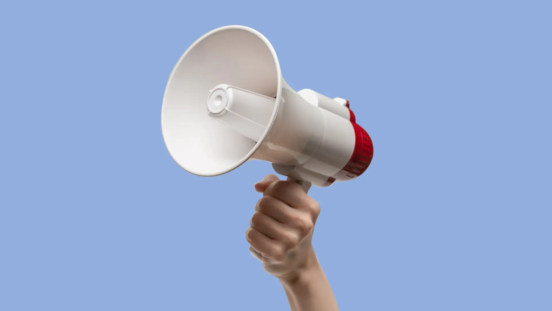 Mano sostiene un megáfono blanco y rojo, que representa la opinión de los usuarios de imagina energía