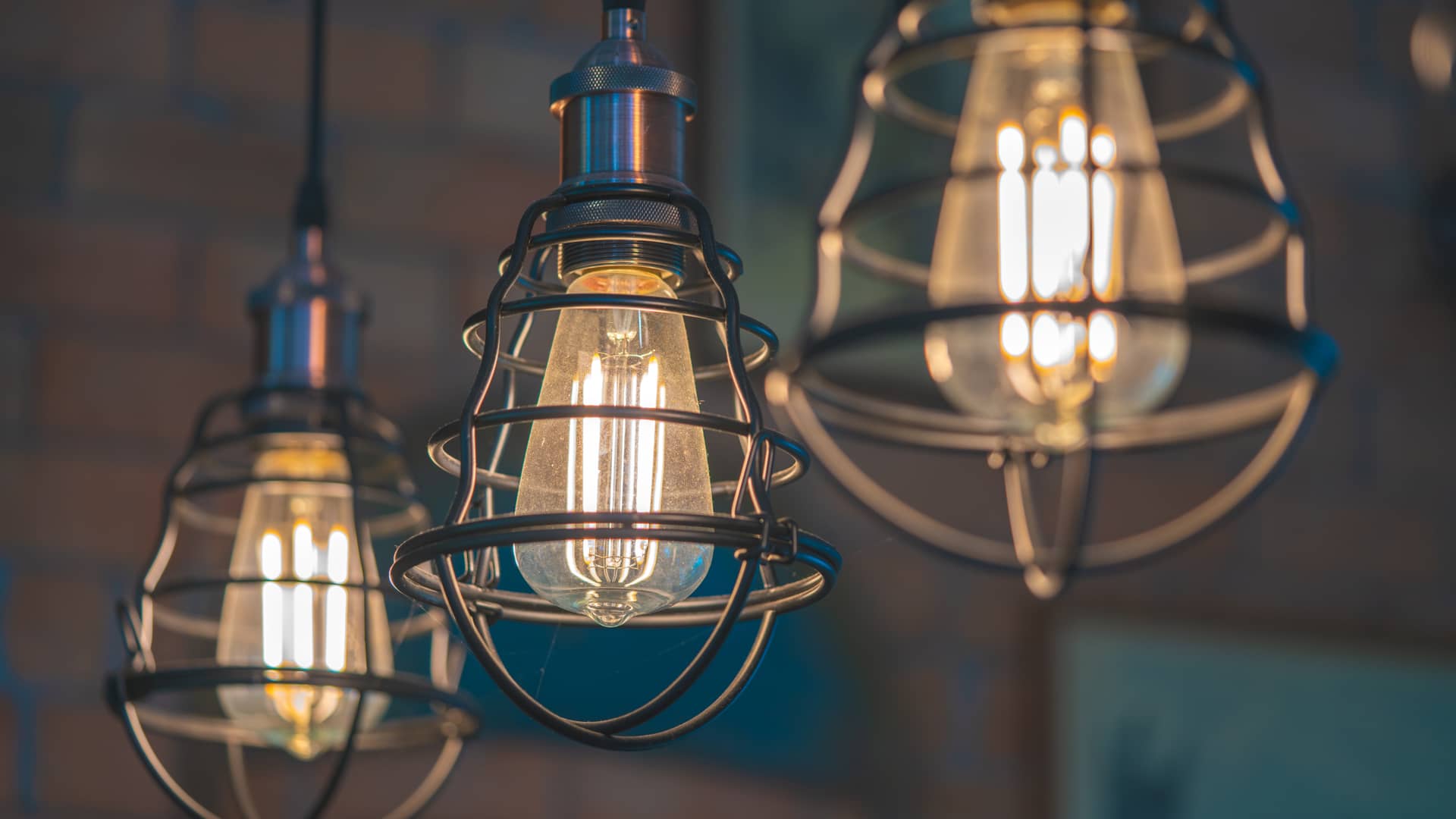 Lámparas colgantes de estilo industrial, iluminadas gracias a una tarifa de luz de imagina energía