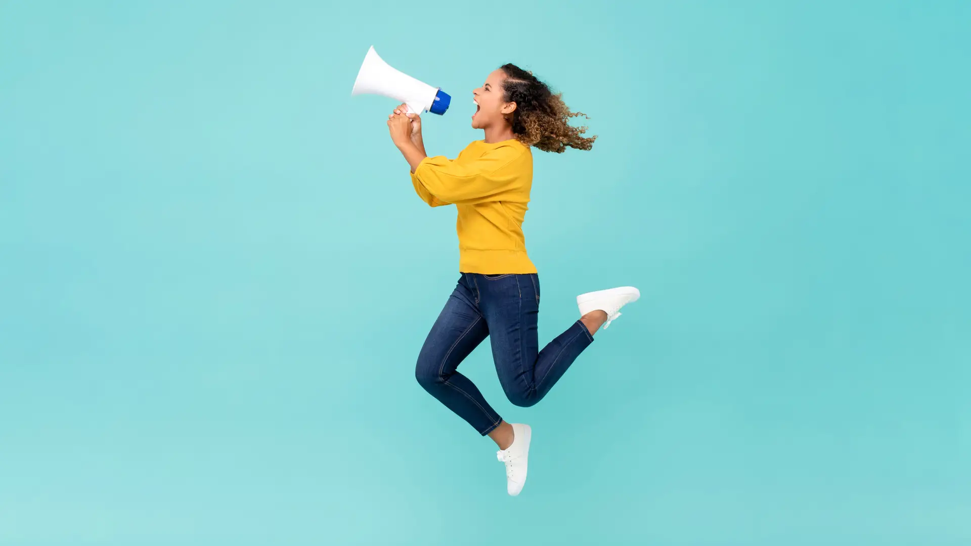Mujer usando megáfono para dar su opinión de integra energía
