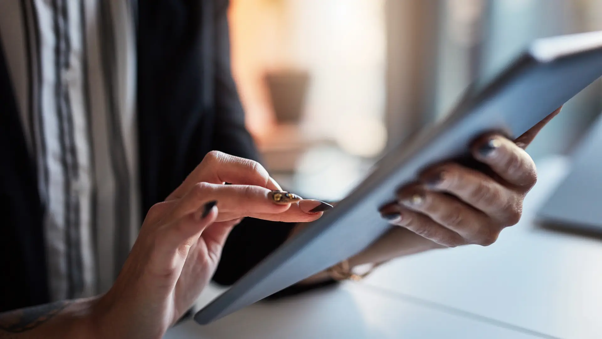 Mujer prepara una cena romántica gracias a su tarifa de luz de integra energía Mujer prepara una cena romántica gracias a su tarifa de luz de integra energía