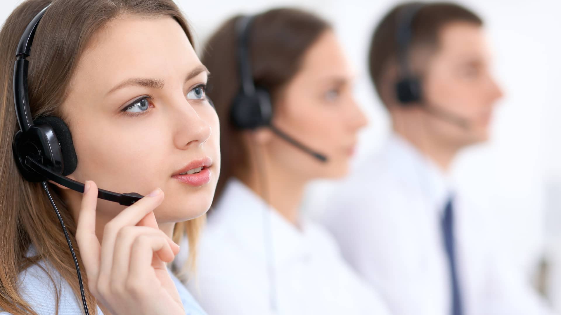 Personal del departamenteo de atención al cliente ayudando a clientes de iris energía por teléfono