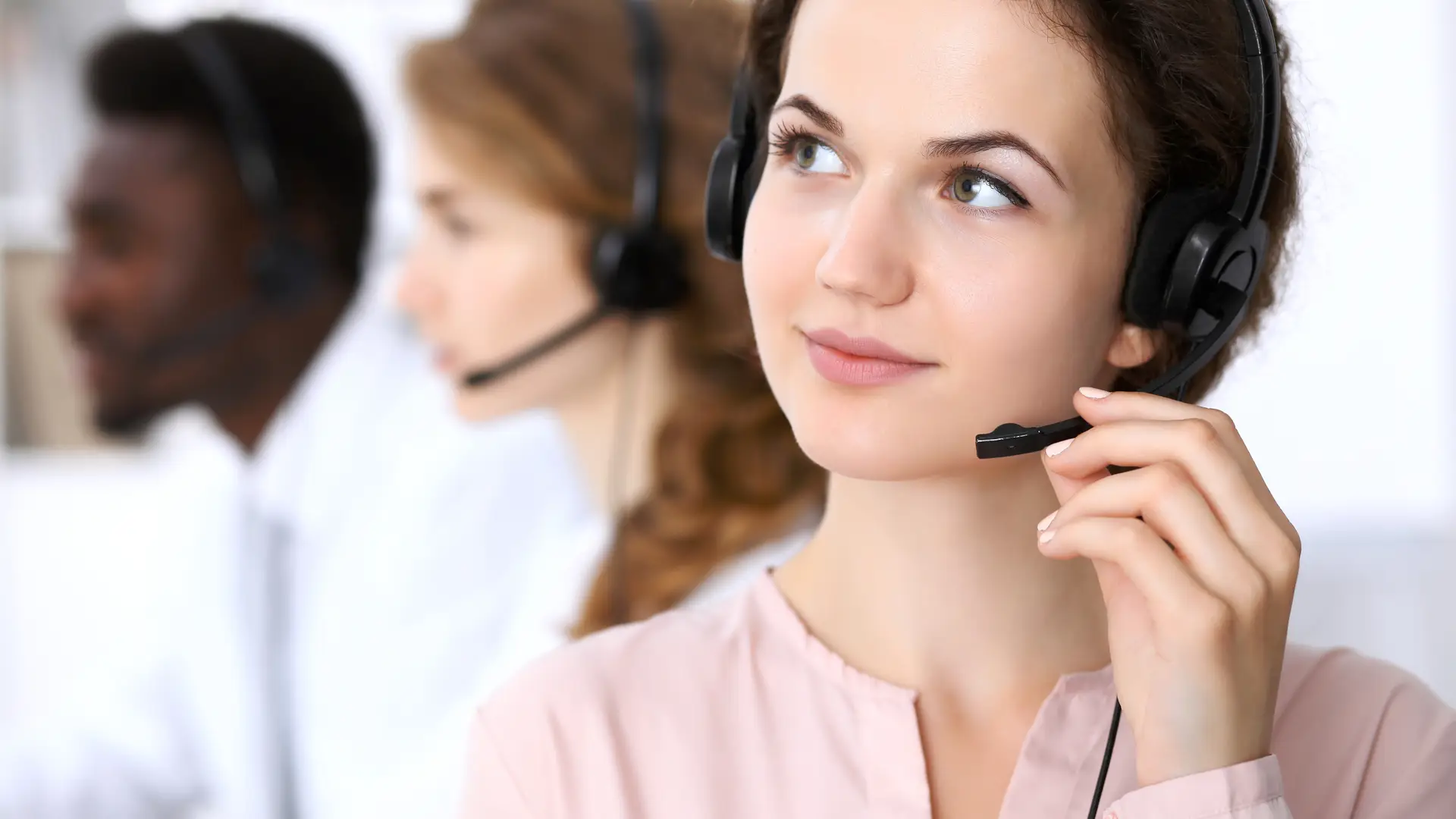 Mujer de atención al cliente de logos energía escucha con atención a uno de los clientes que ha llamado por teléfono para resolver dudas Mujer de atención al cliente de logos energía escucha con atención a uno de los clientes que ha llamado por teléfono para resolver dudas