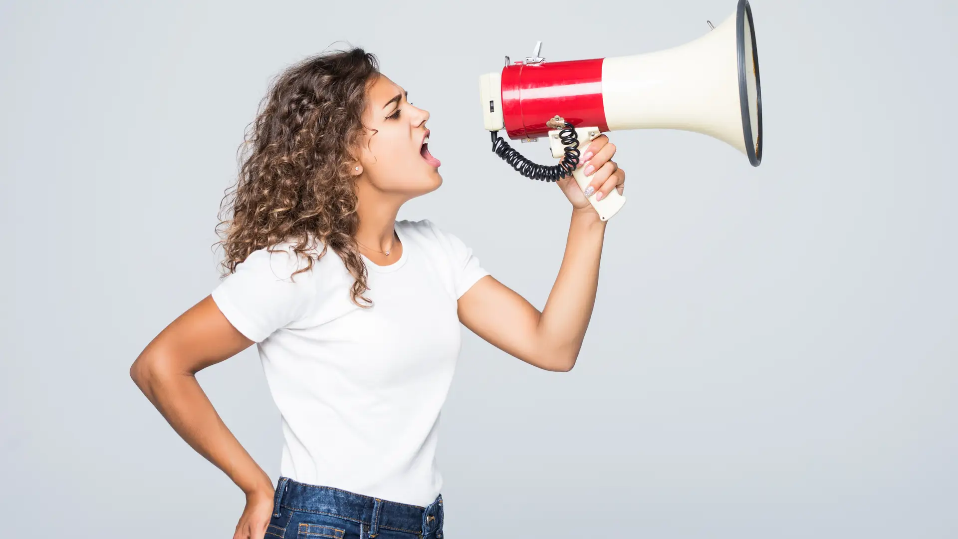 Mujer con megáfono dando su opinión sobre energéticas lucera Mujer con megáfono dando su opinión sobre energéticas lucera