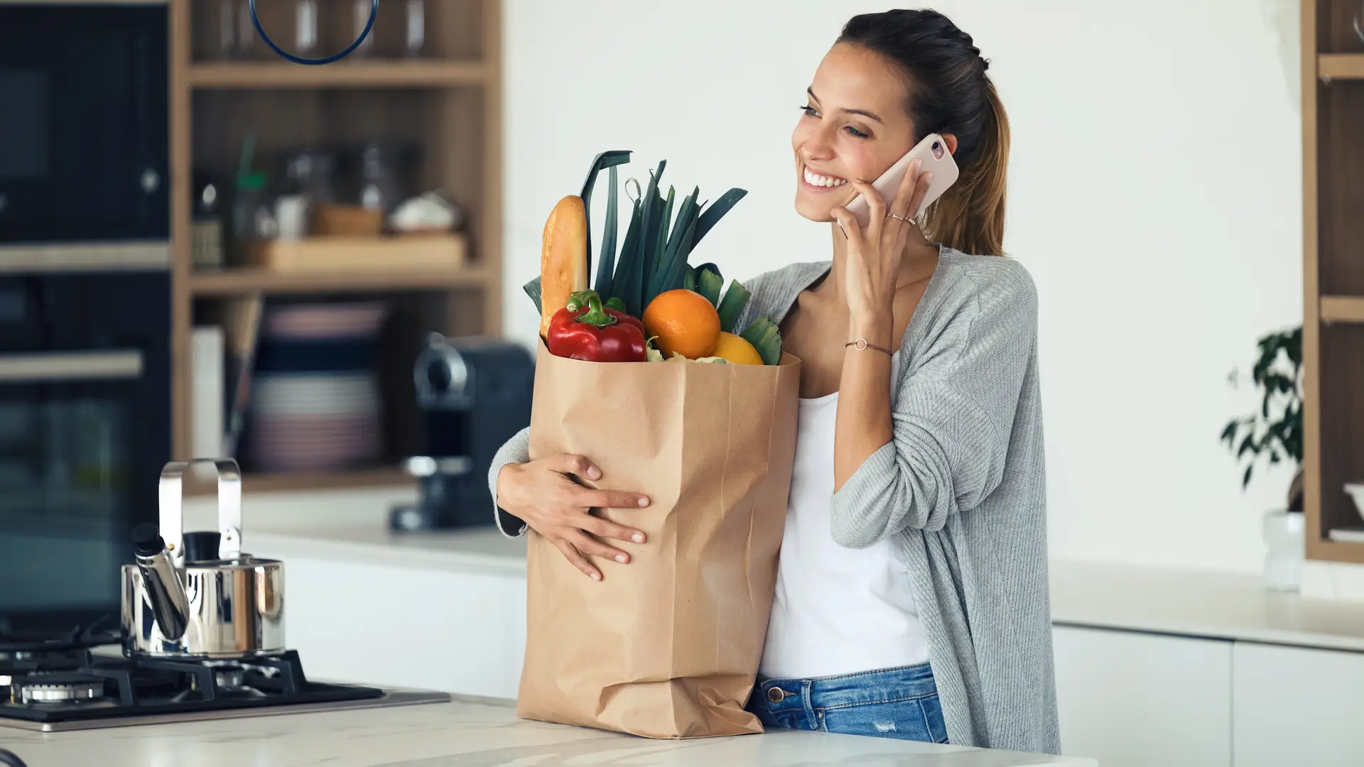 Mujer hablando por teléfono con técnico de lucera energéticas Mujer hablando por teléfono con técnico de lucera energéticas