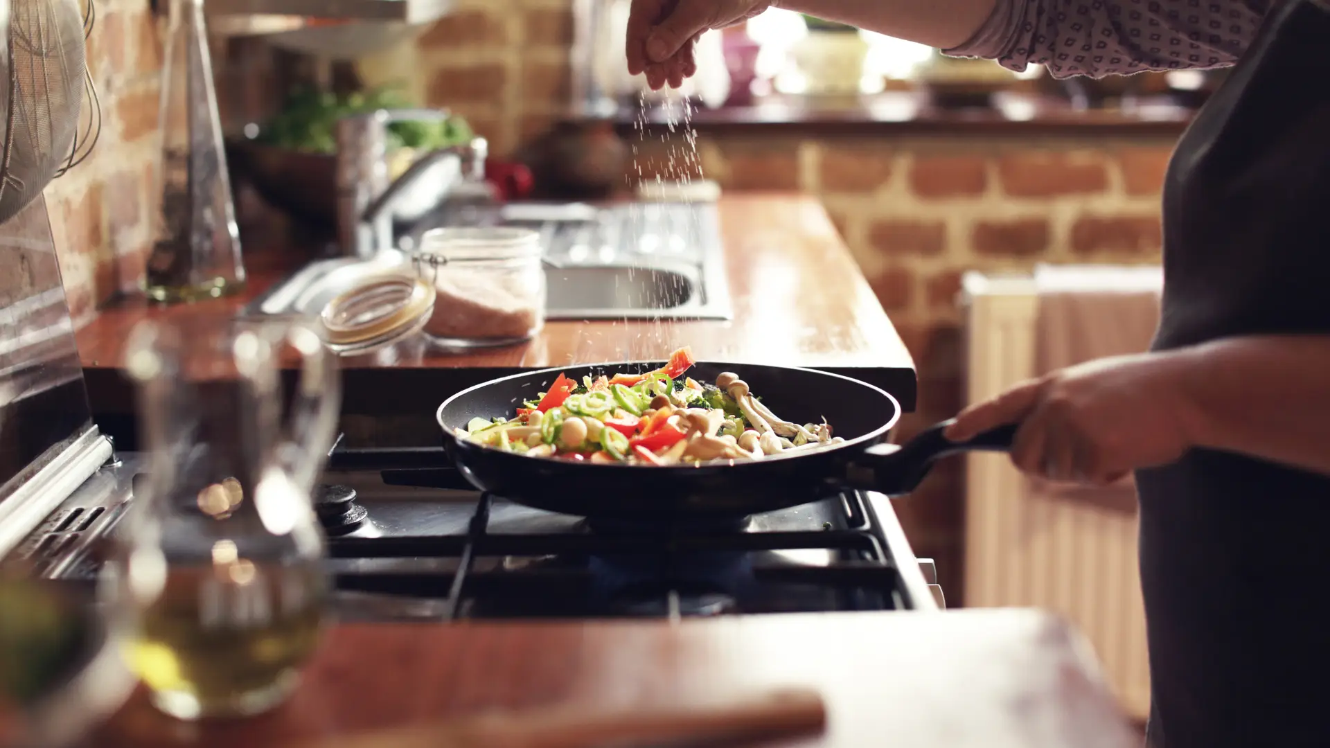 Cliente de red gas madrileña preparando la comida Cliente de red gas madrileña preparando la comida