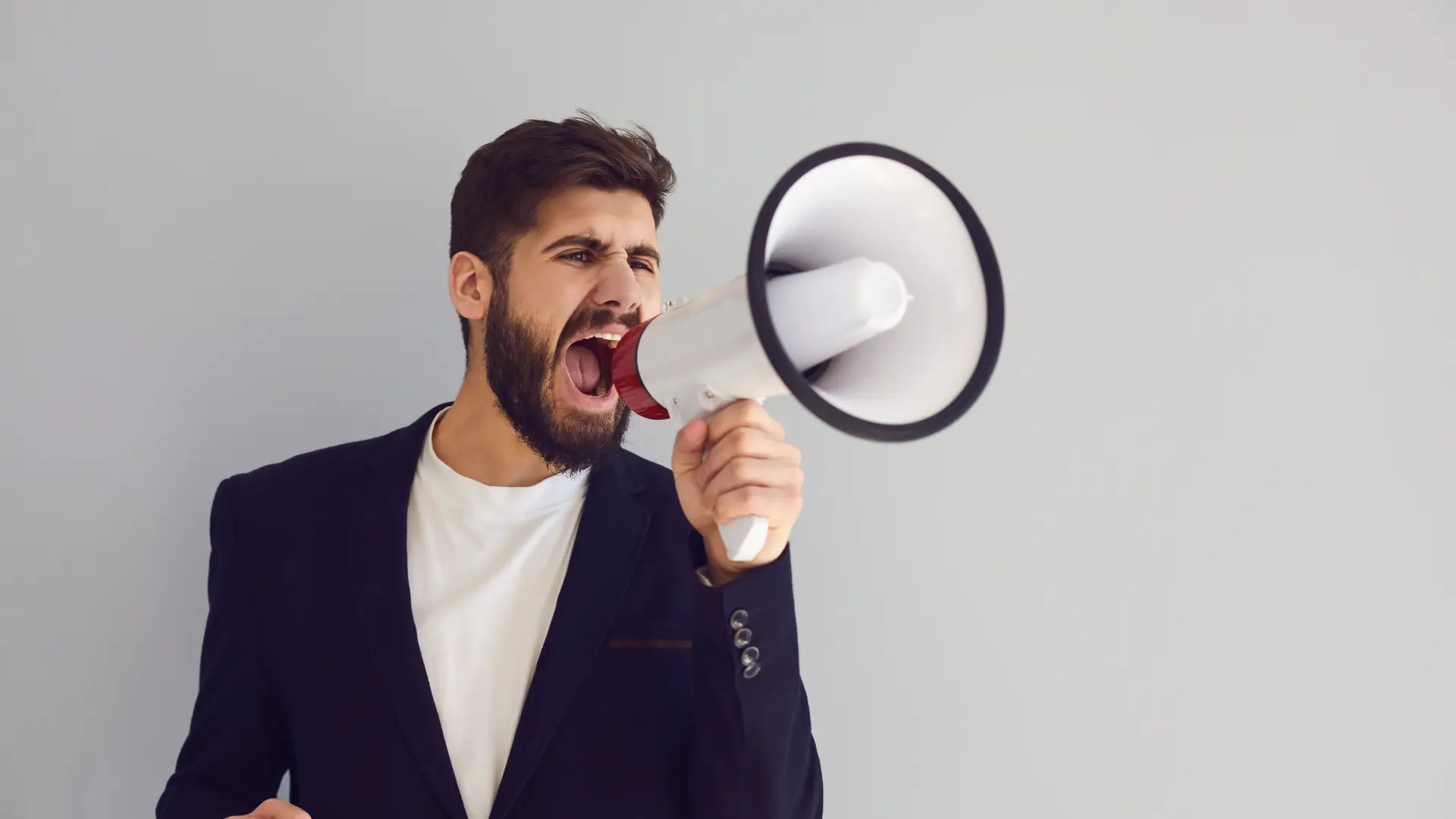 Hombre con megáfono dando su opinión sobre energéticas madrileña red gas