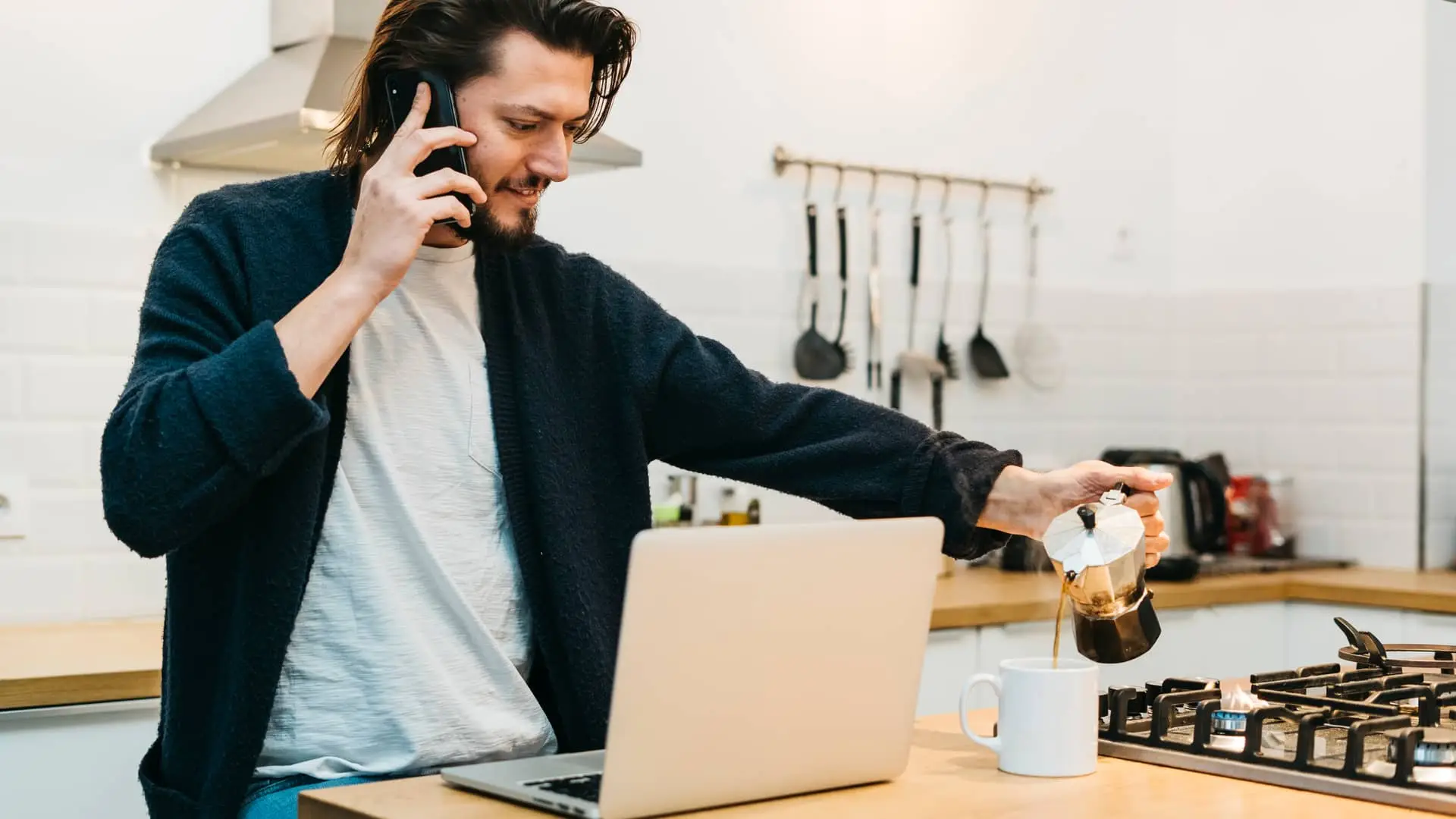 Hombre empezando el día de teletrabajo con un café recien hecho gracias a su tarifa de Madrileña Red de Gas Hombre empezando el día de teletrabajo con un café recien hecho gracias a su tarifa de Madrileña Red de Gas