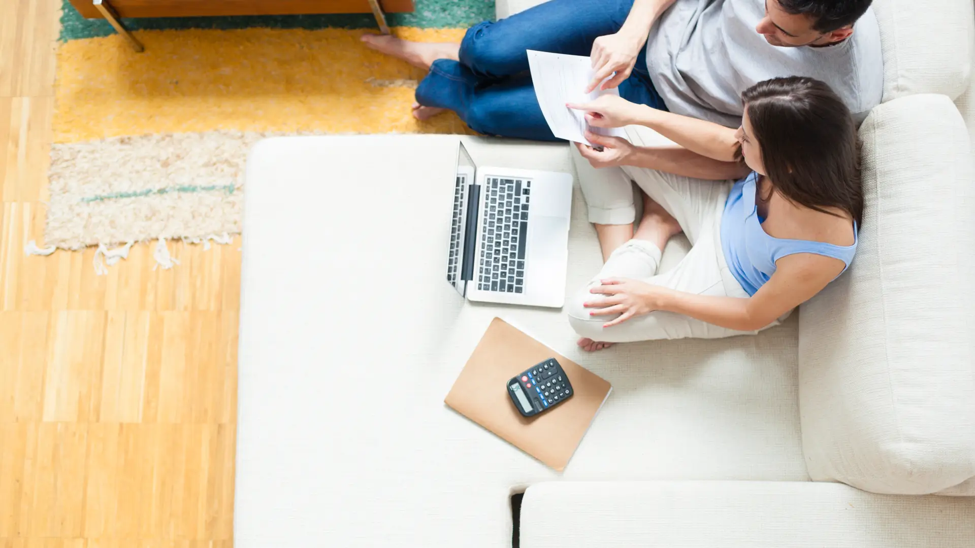 Pareja revisando factura de masmovil energía
