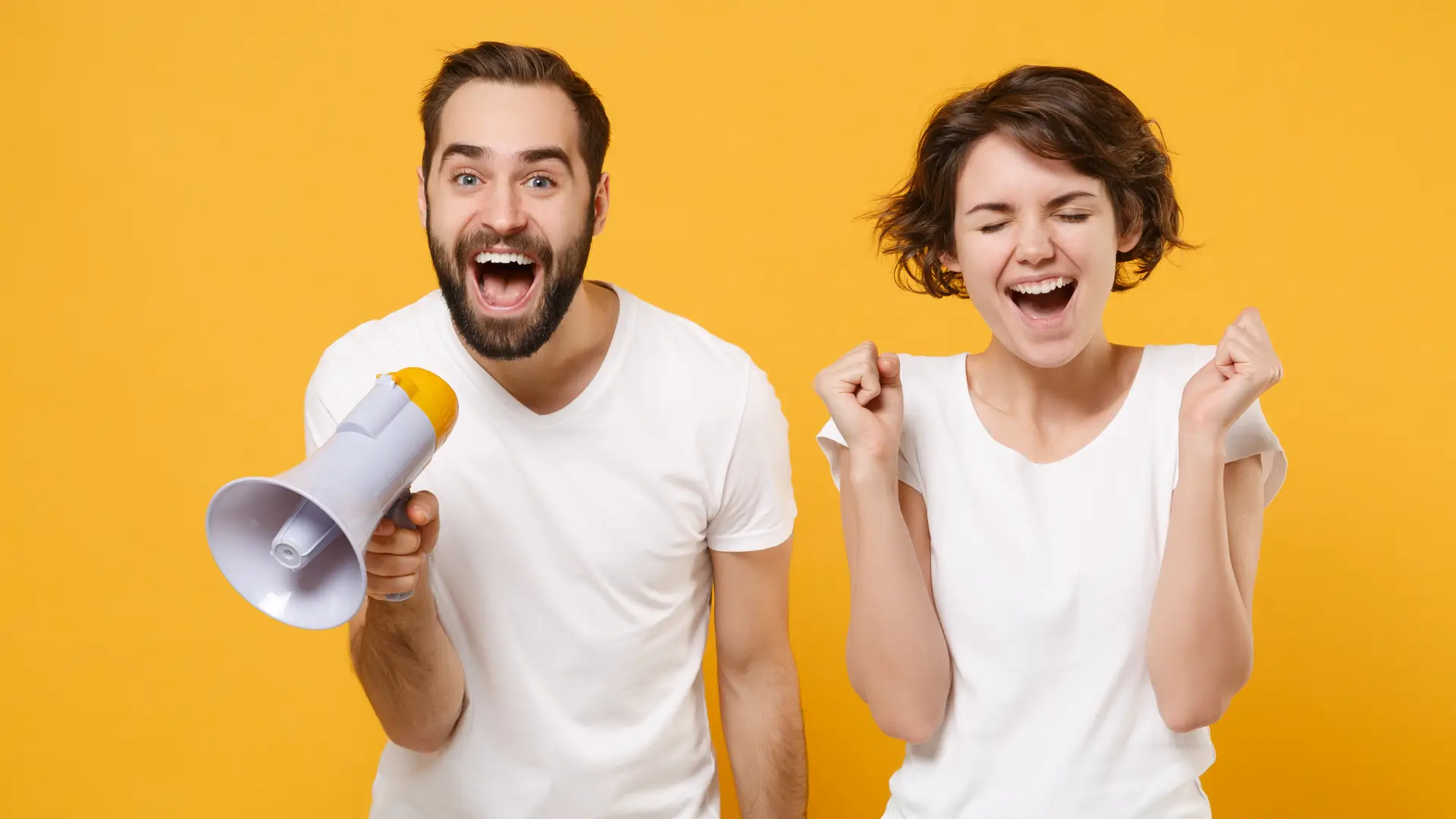 Pareja con megáfono dando su opinión sobre energéticas madrileña red gas