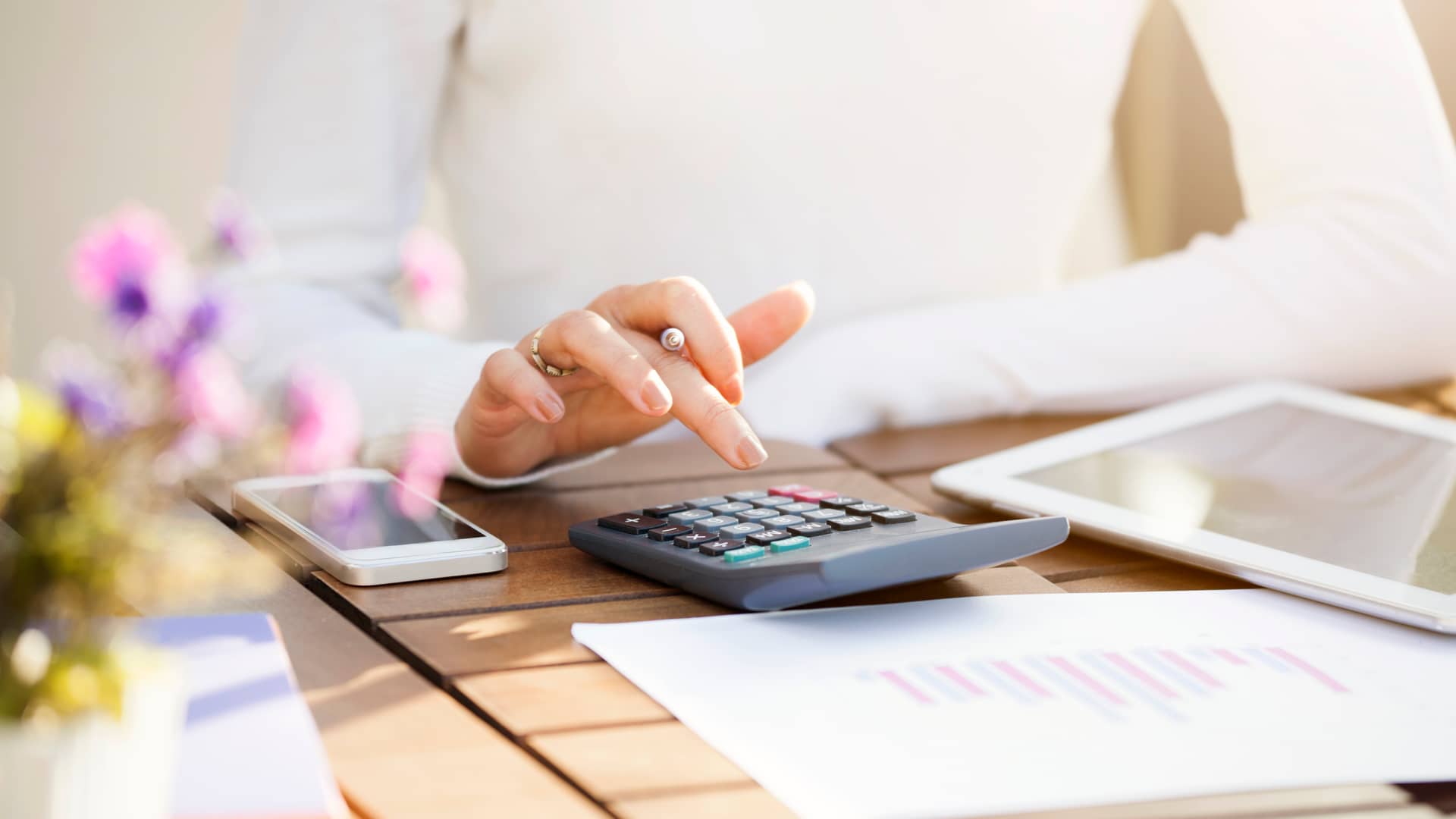 Mujer revisando facturas de nabalia 