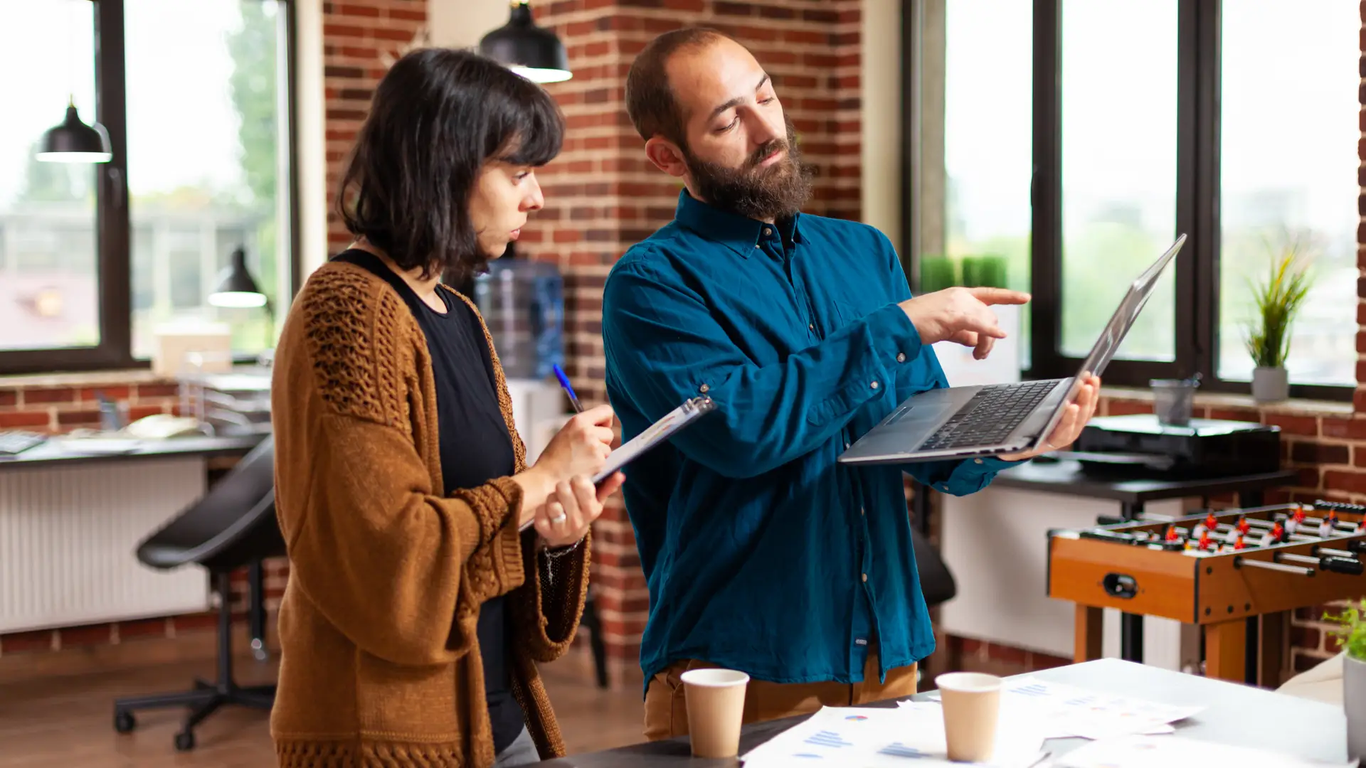 Socios revisan opiniones de la compañía energética Nabalia antes de contratar una de sus tarifas para su empresa