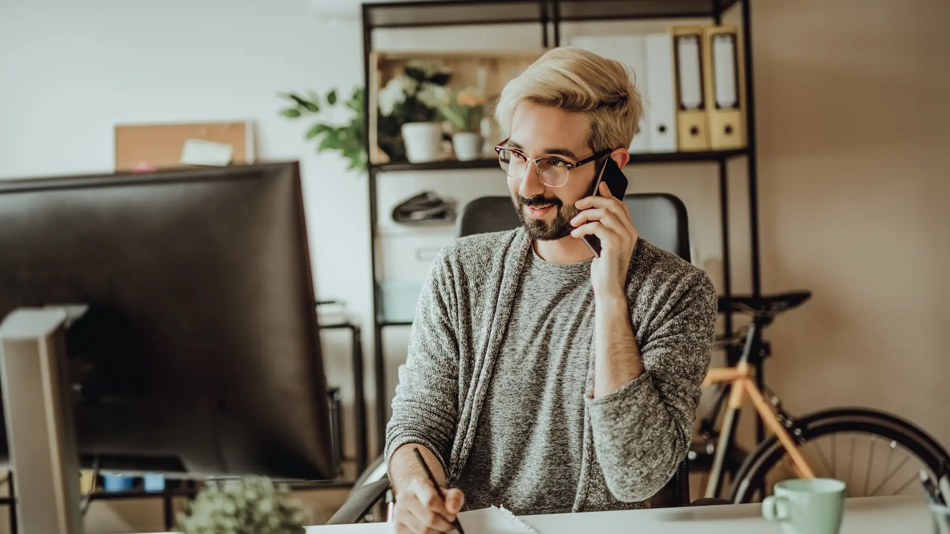 Hombre hablando por teléfono con teleoperador de nabalia Hombre hablando por teléfono con teleoperador de nabalia