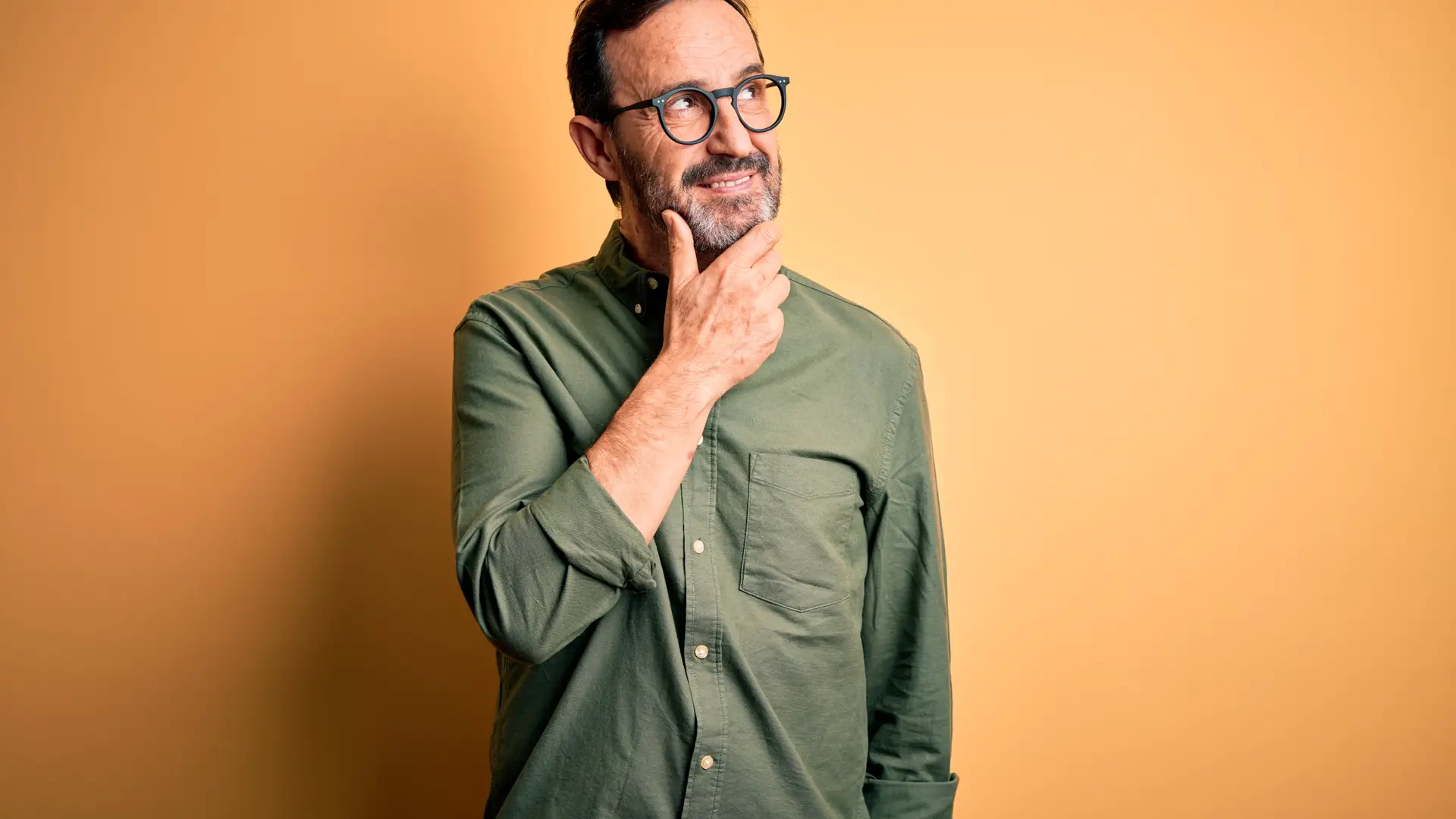 Hombre que recibe el bono social de naturgy sonriente