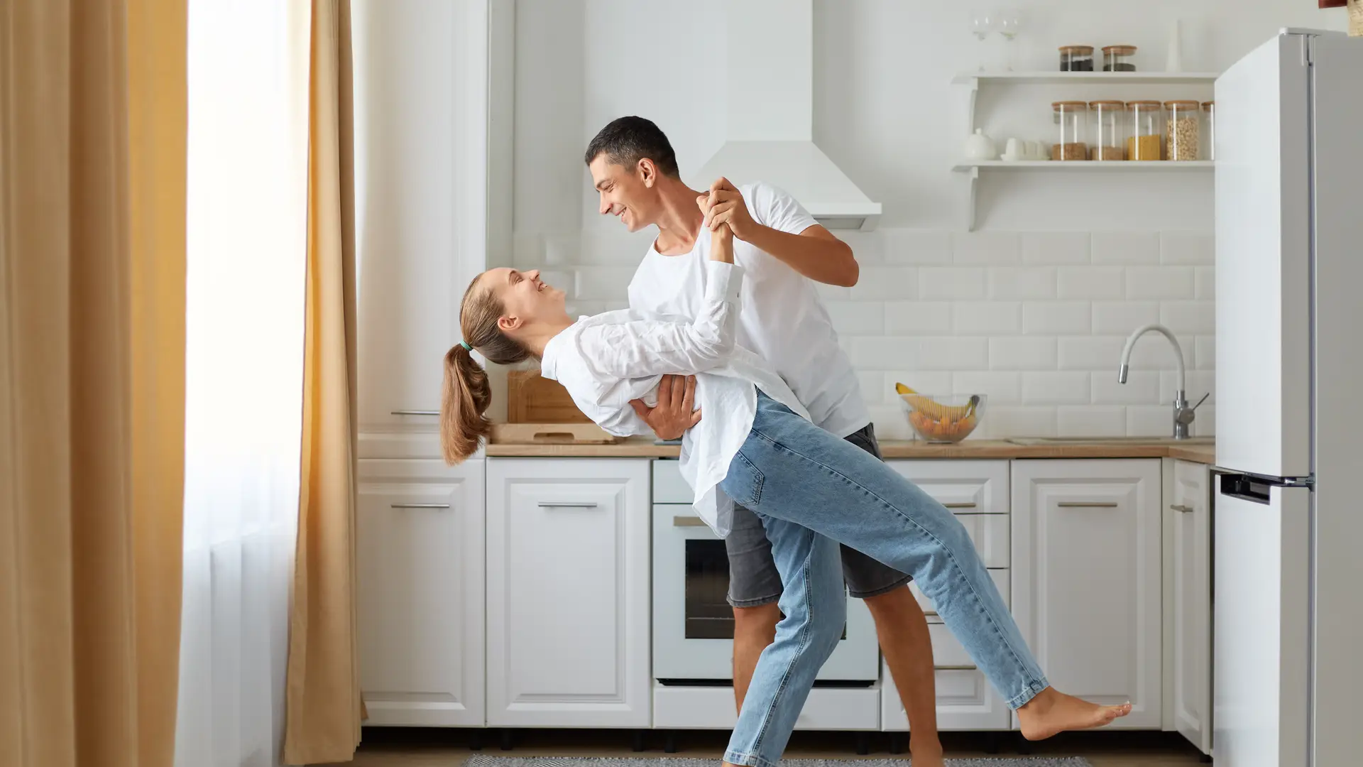 Pareja celebrando el cambio de titular en su tarifa Naturgy tras alquilar su piso Pareja celebrando el cambio de titular en su tarifa Naturgy tras alquilar su piso