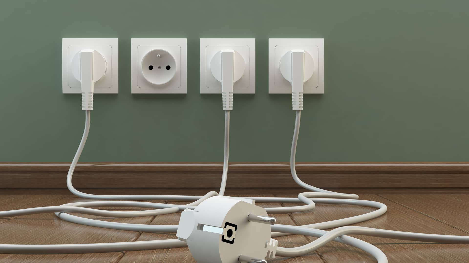 Foto de cuatro enchufes de pared, la potencia contratada de Naturgy permite que llegue un máximo de electricidad a tu hogar según tus necesidades la puedes subir o bajar.