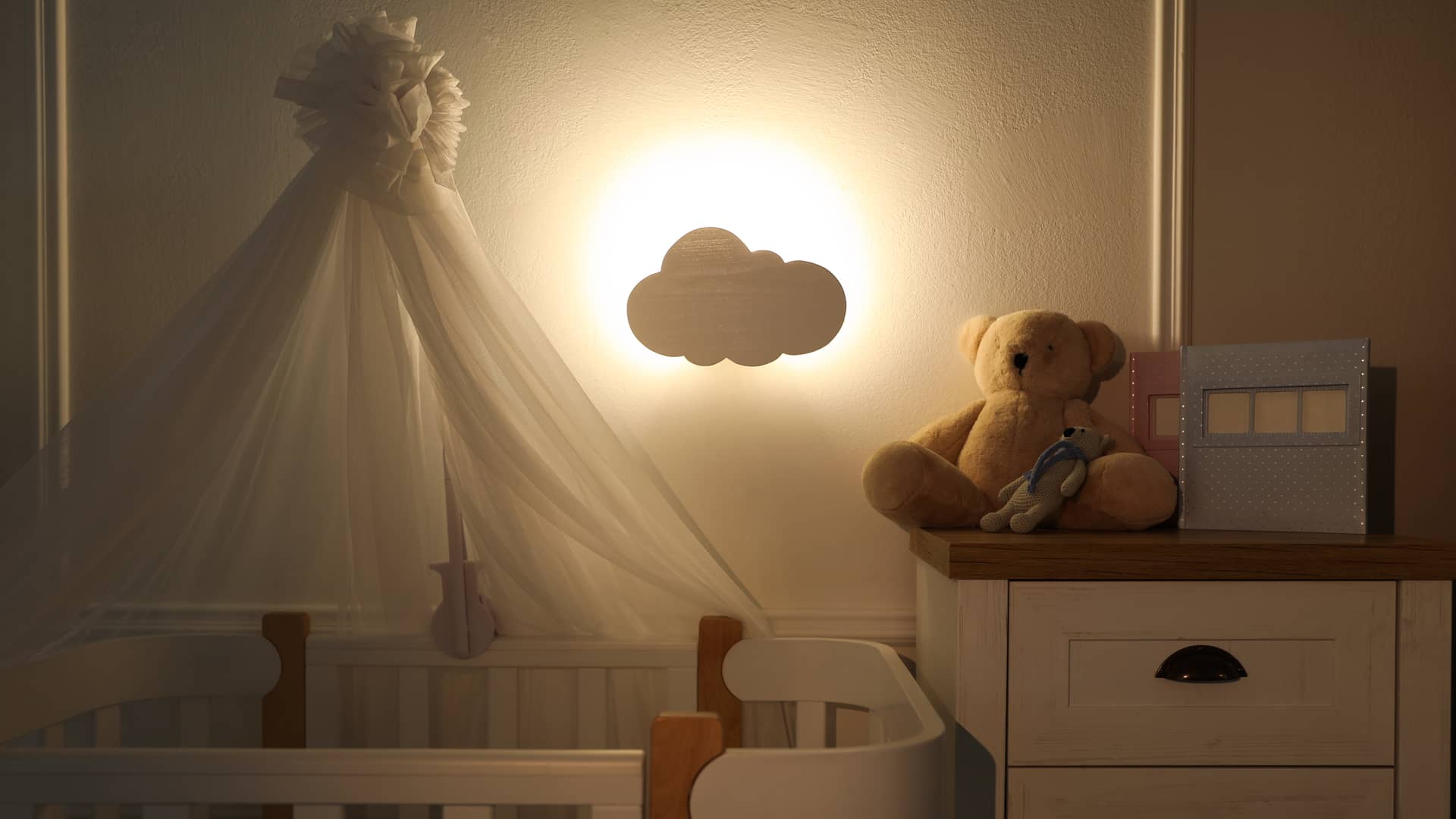 lamparita encendida del dormitorio de un bebe por la noche para justificar las tarifas de discriminacion horaria de naturgy