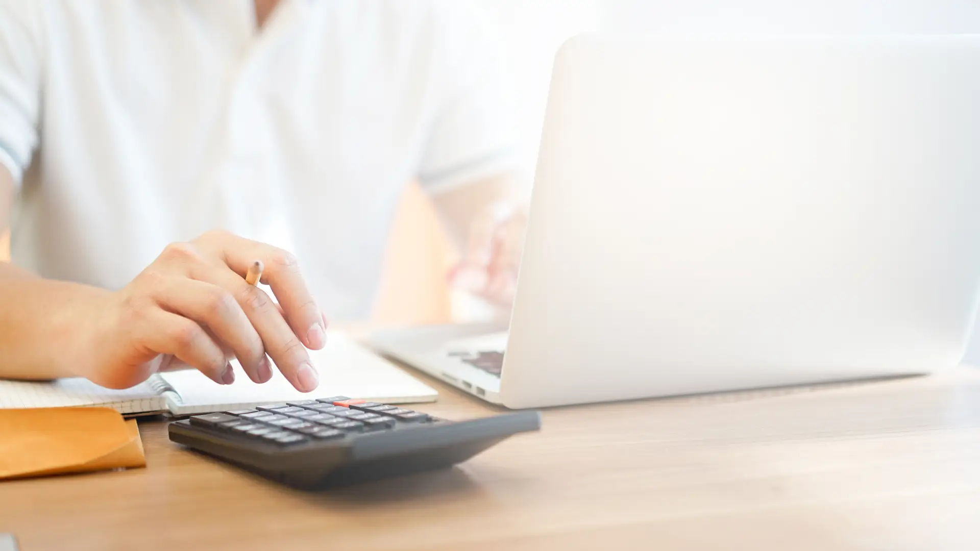 Hombre revisando facturas entre las que esta la de nedgia Hombre revisando facturas entre las que esta la de nedgia
